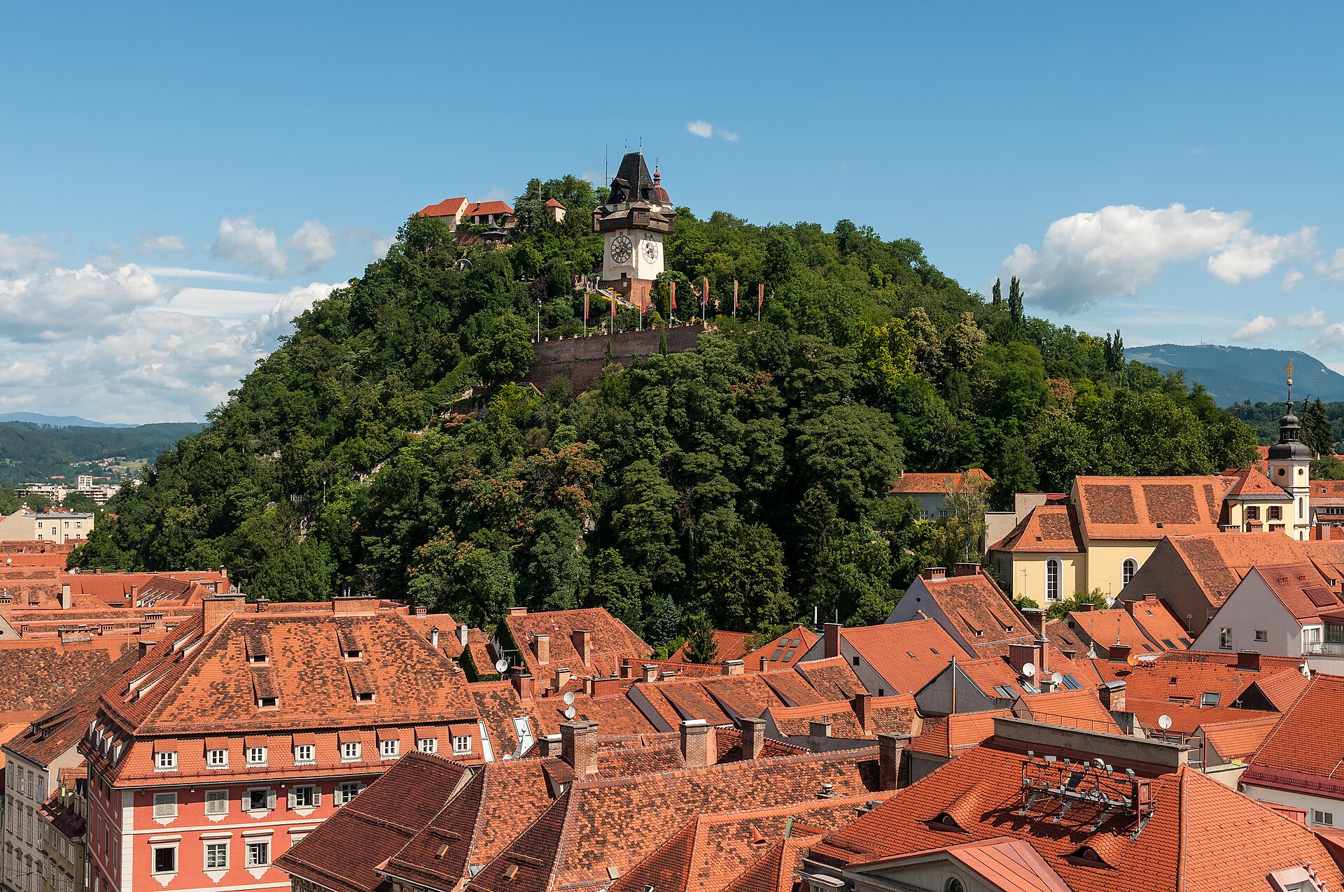 Blick vom Schlossberg über die Dächer von Graz