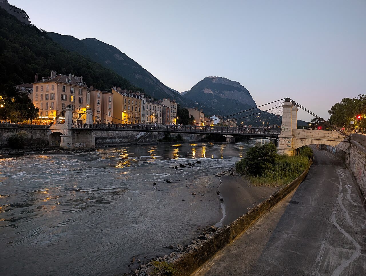 Isère-Ufer in Grenoble am Abend