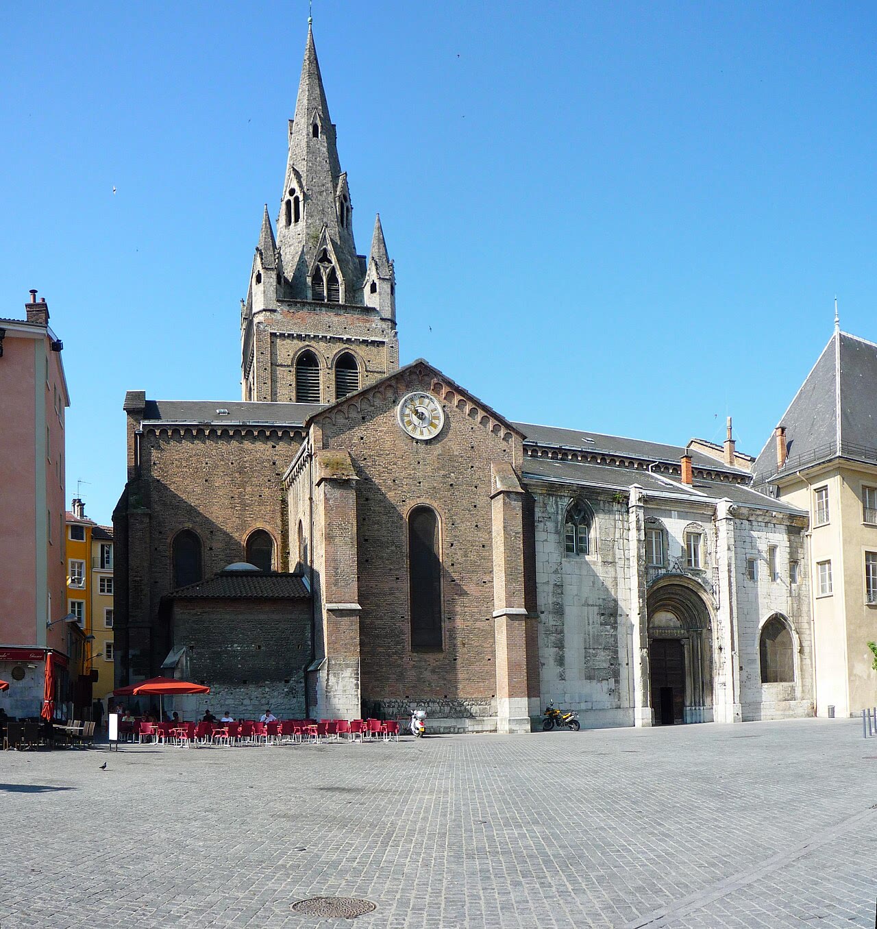 Place Saint-André mit Collégiale in Grenoble