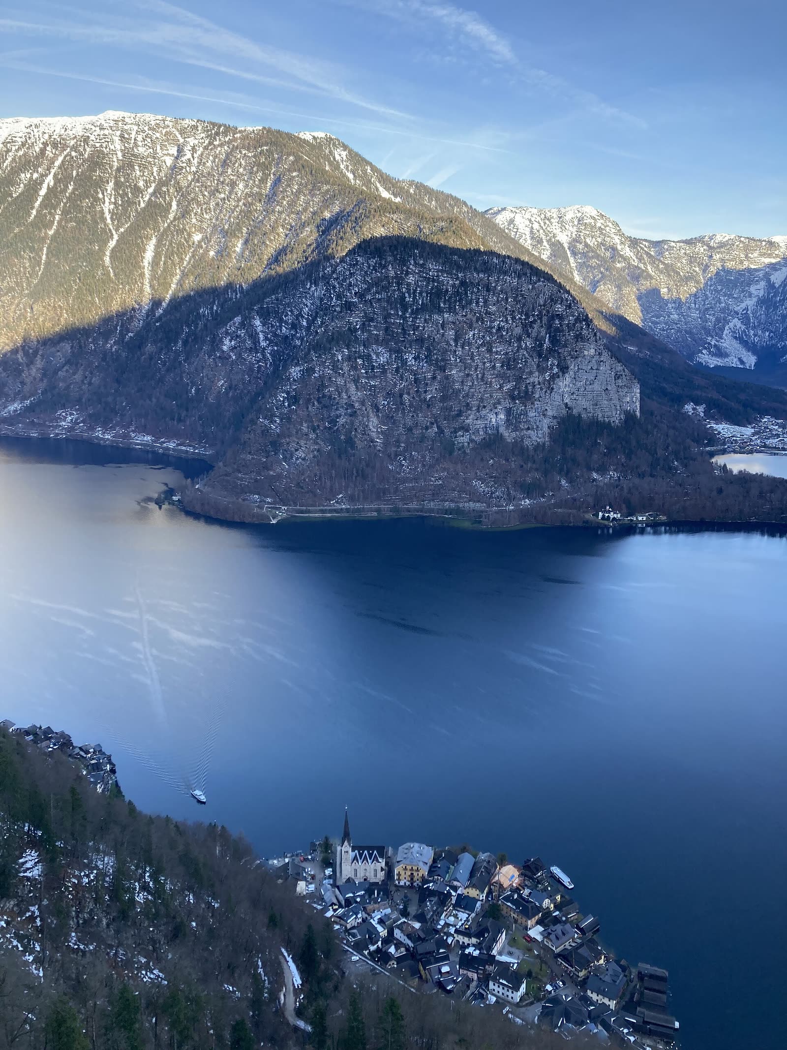Blick von oben auf Hallstatt und den Hallstätter See