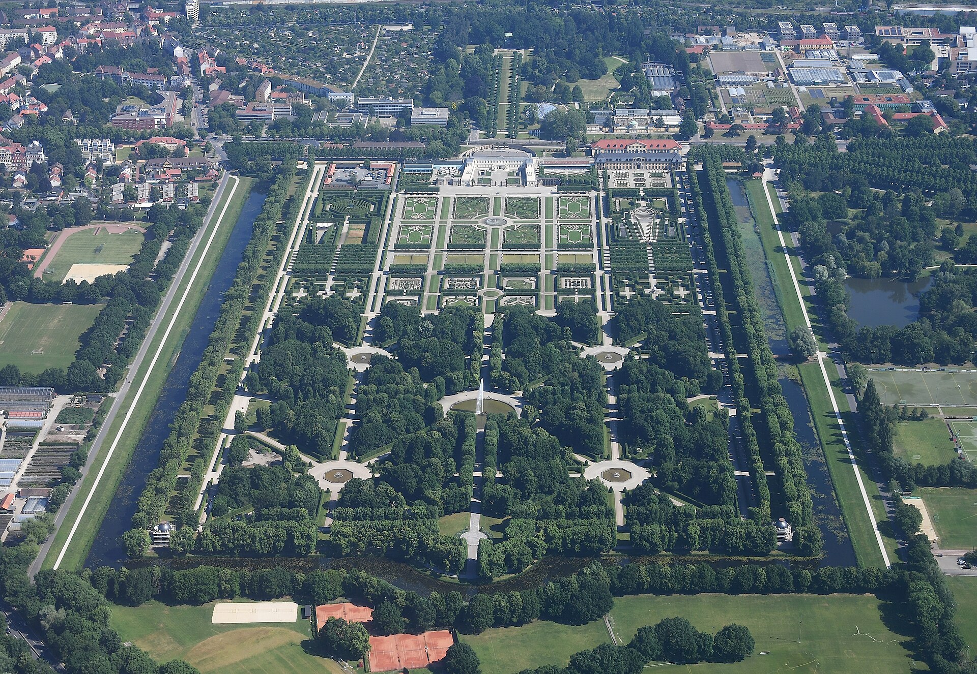 Luftaufnahme der Herrenhäuser Gärten in Hannover mit Großer Garten