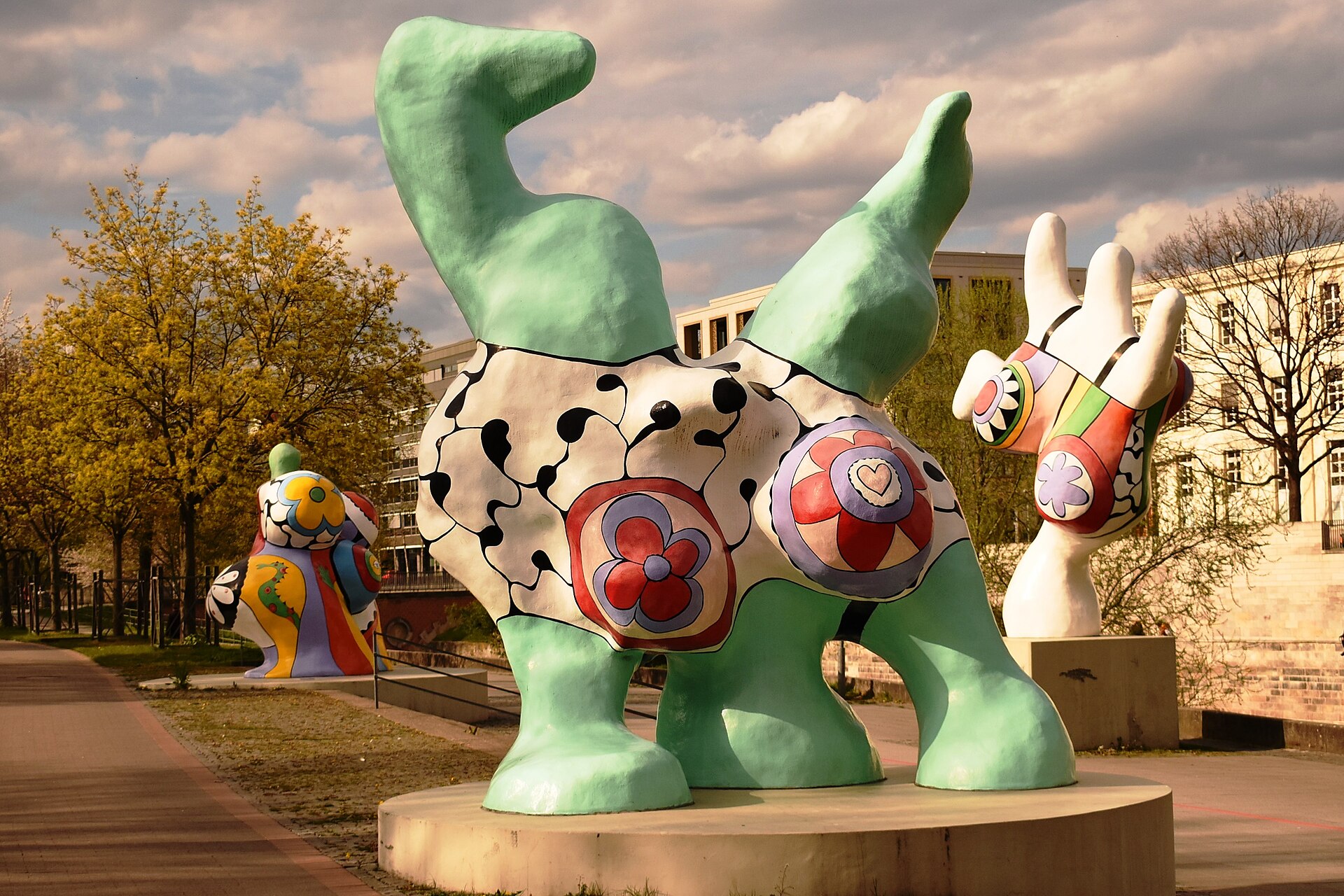 Nanas von Niki de Saint Phalle am Leibnizufer in Hannover