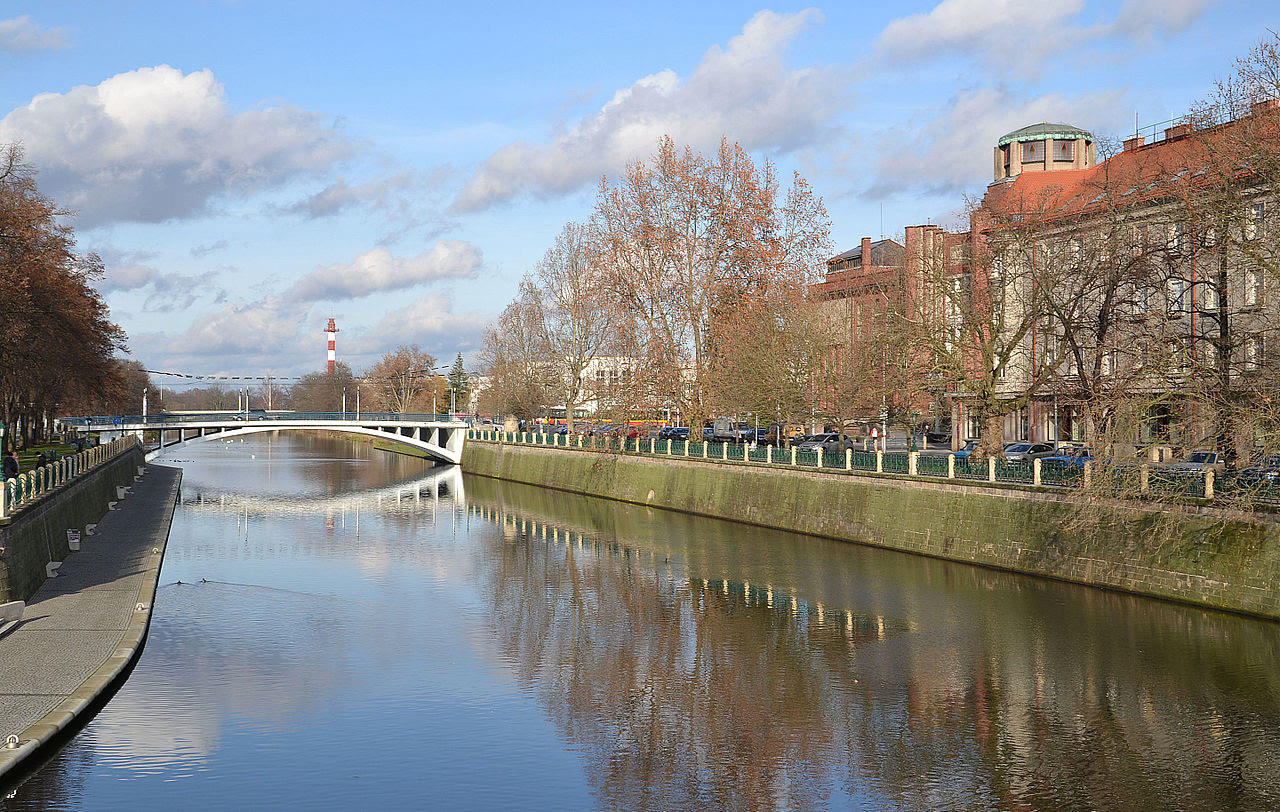Elbe in Hradec Králové mit Uferpromenade