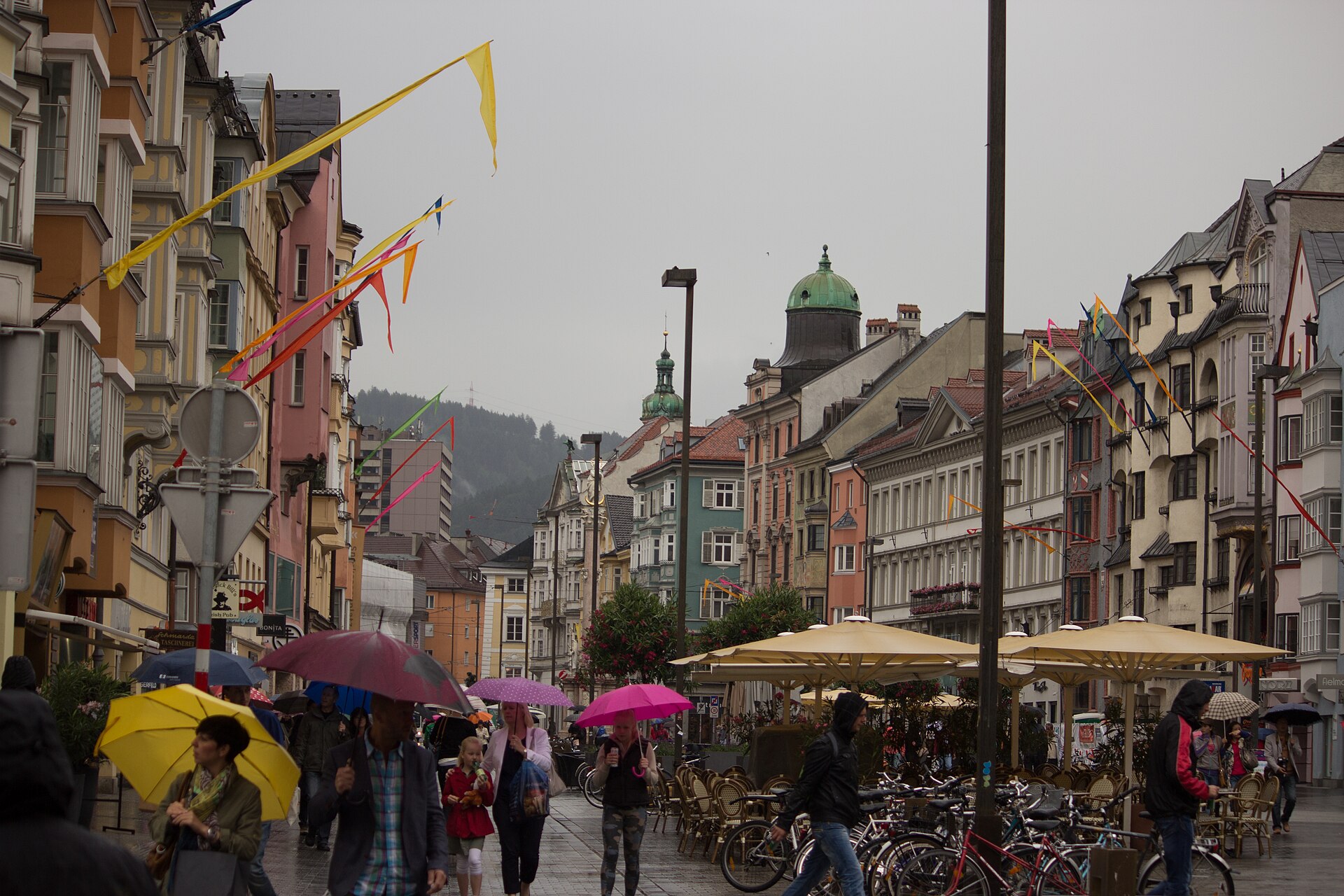 Blick entlang der Maria-Theresien-Straße in Innsbruck
