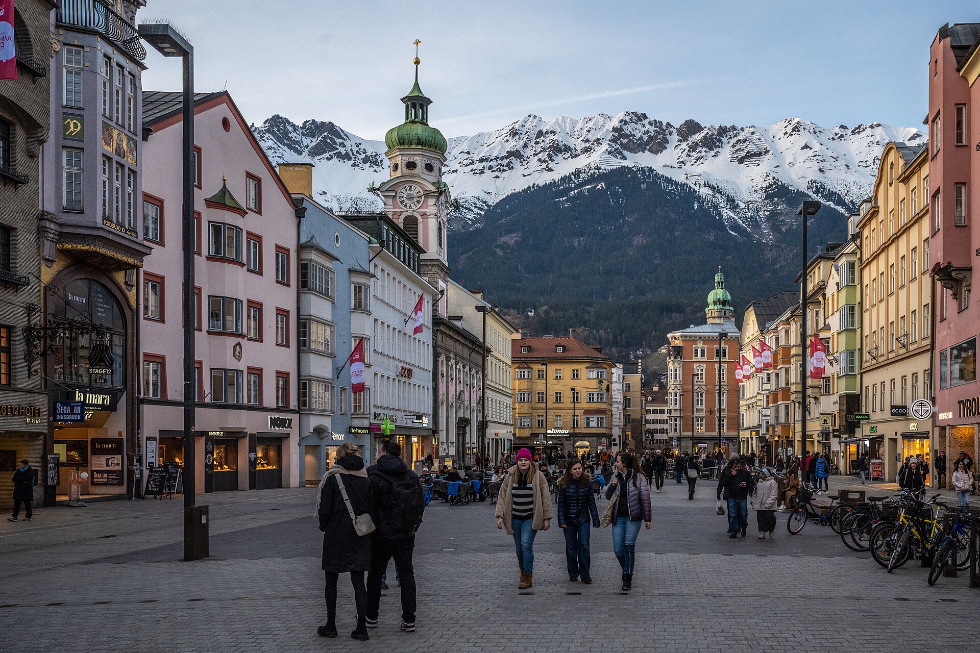 Maria-Theresien-Straße in Innsbruck mit Nordkette im Hintergrund
