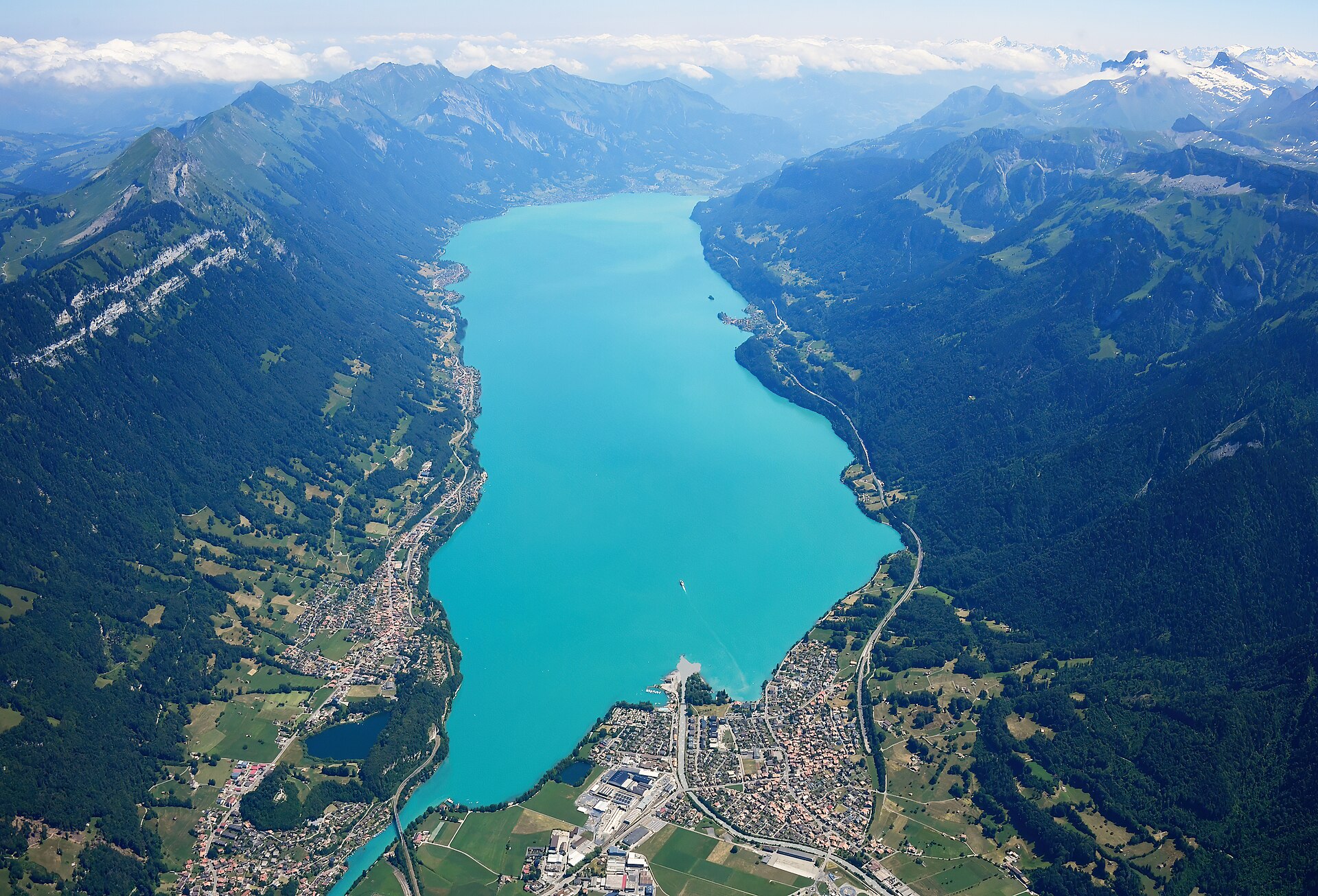 Brienzersee aus der Luft bei Interlaken
