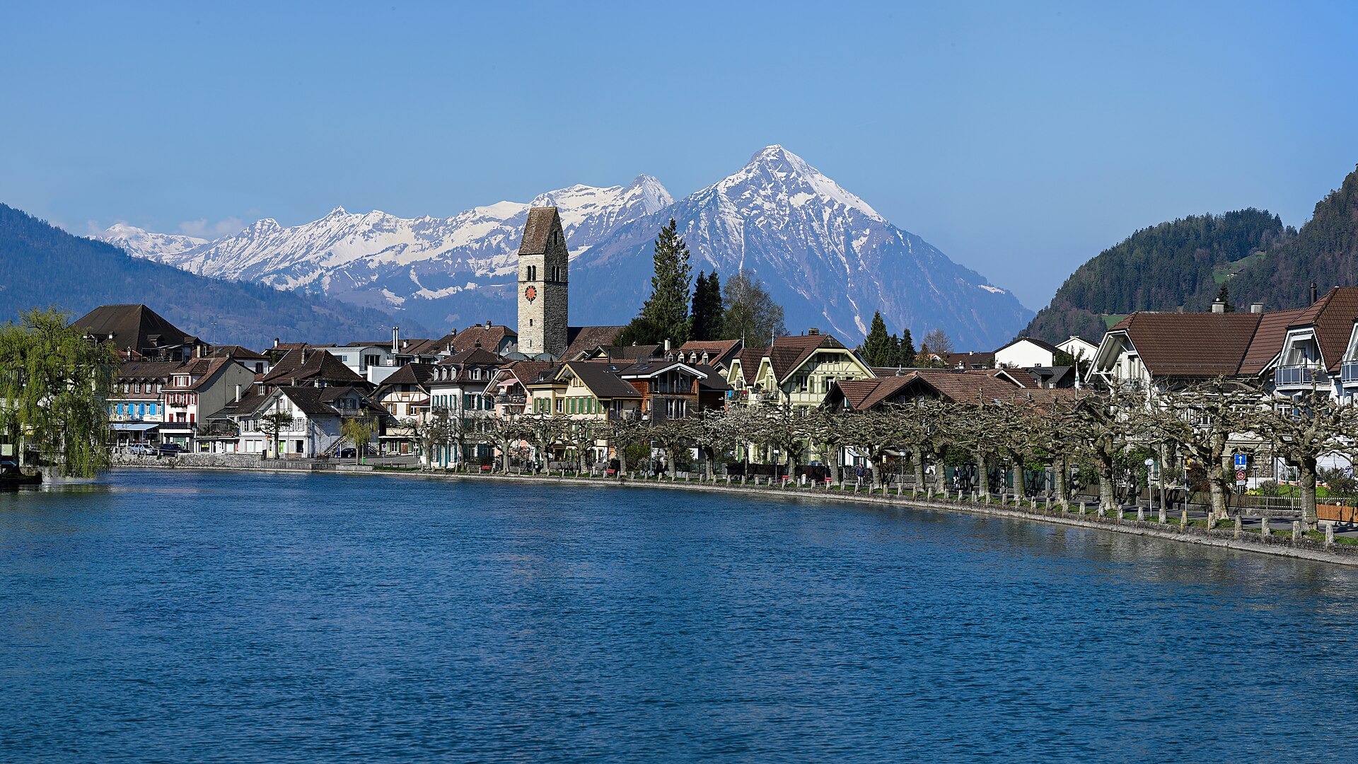 Unterseen und Interlaken mit Bergen im Berner Oberland