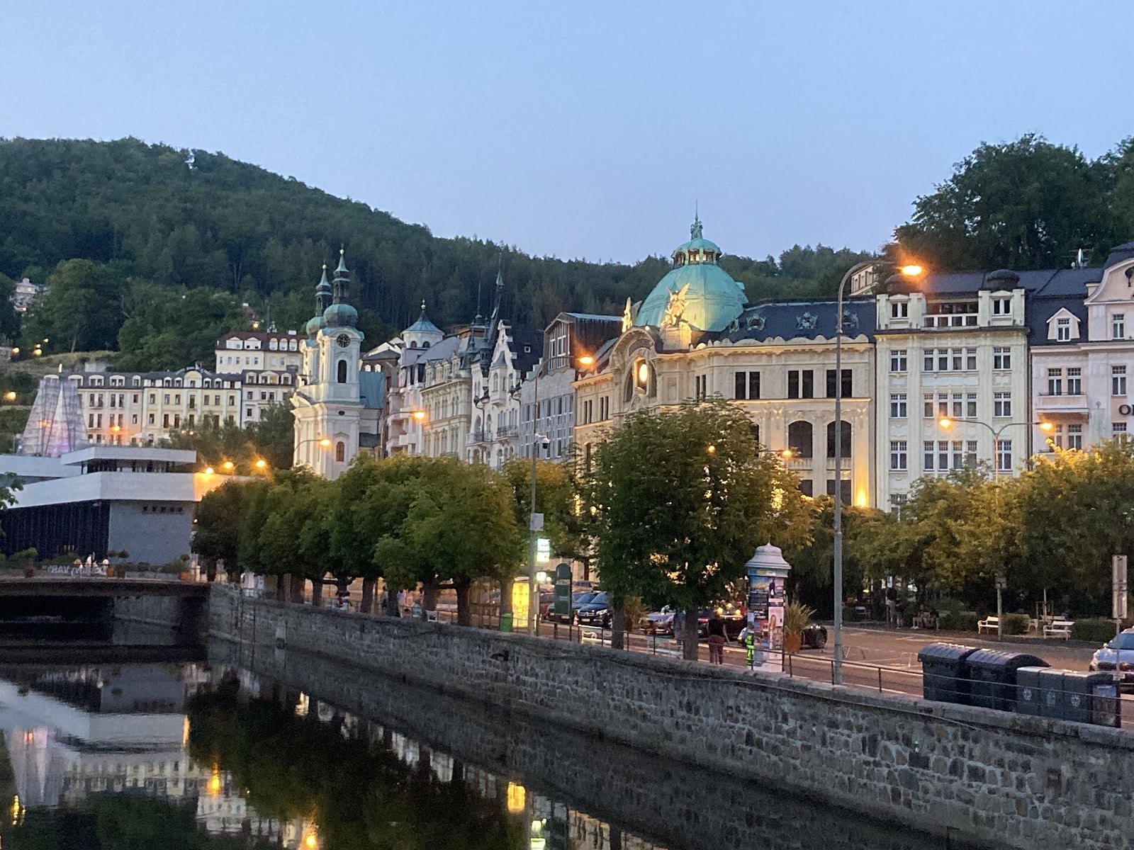 Kurfassaden an der Teplá in Karlovy Vary