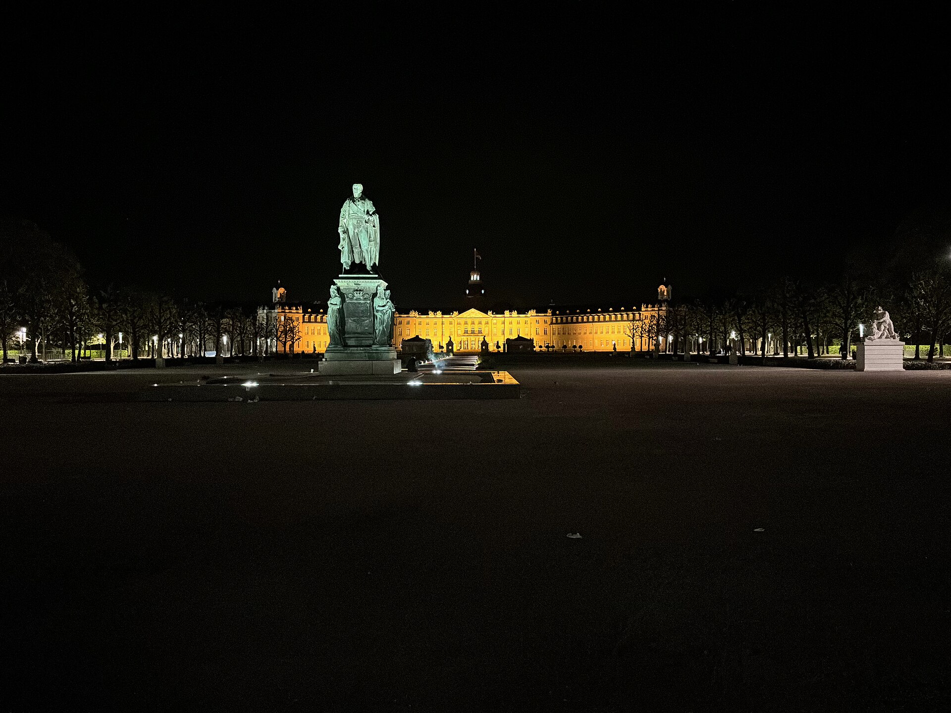 Karlsruher Schloss bei Nacht mit beleuchteter Fassade