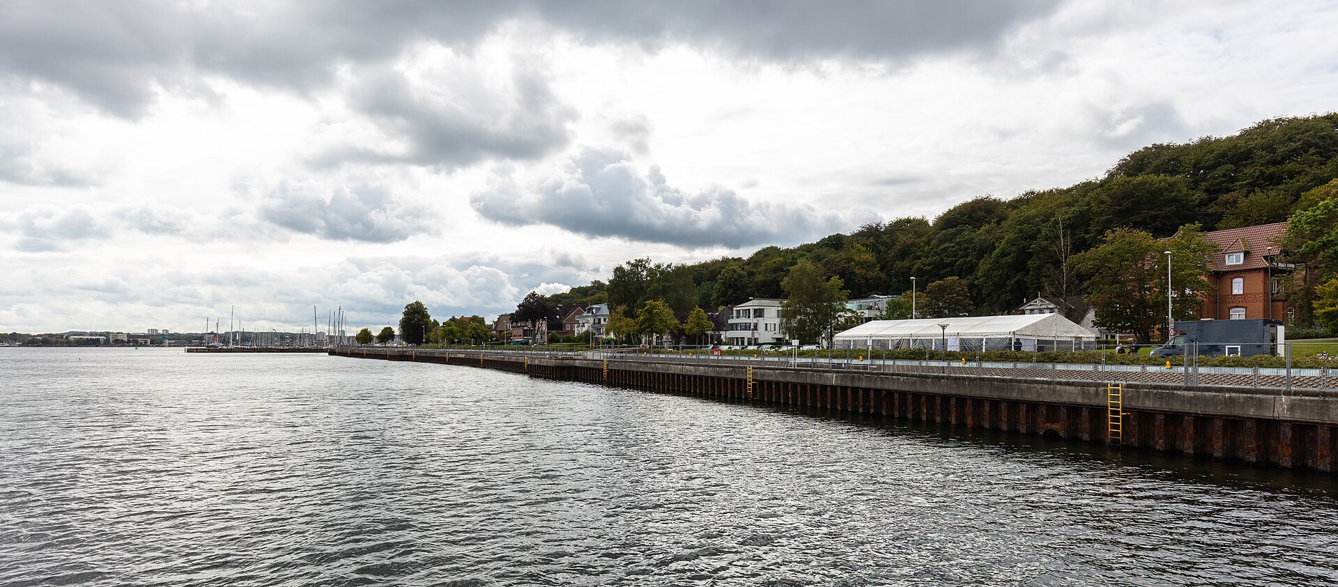 Segelboote und Schiffe auf der Kieler Förde