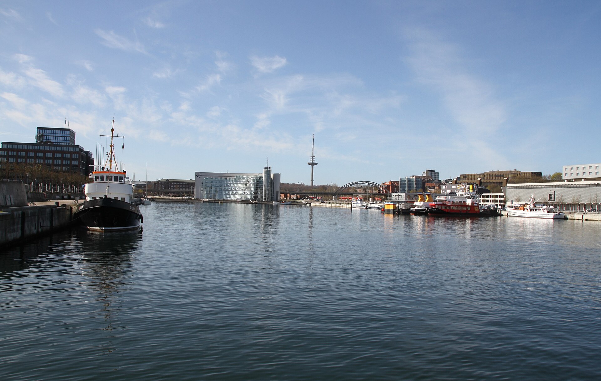 Kieler Hafen mit Schiffen und Kränen