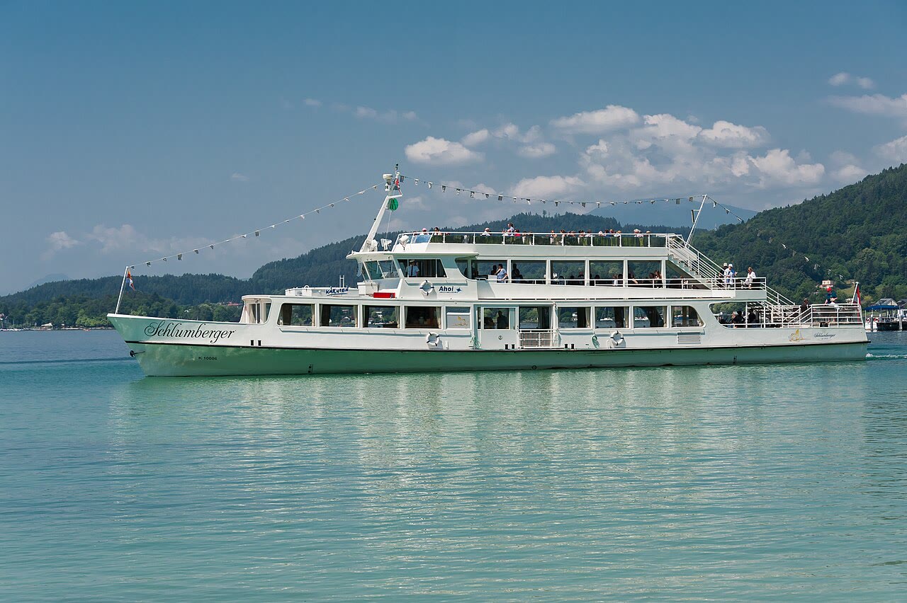 Wörthersee bei Klagenfurt mit Schiff und Ufer