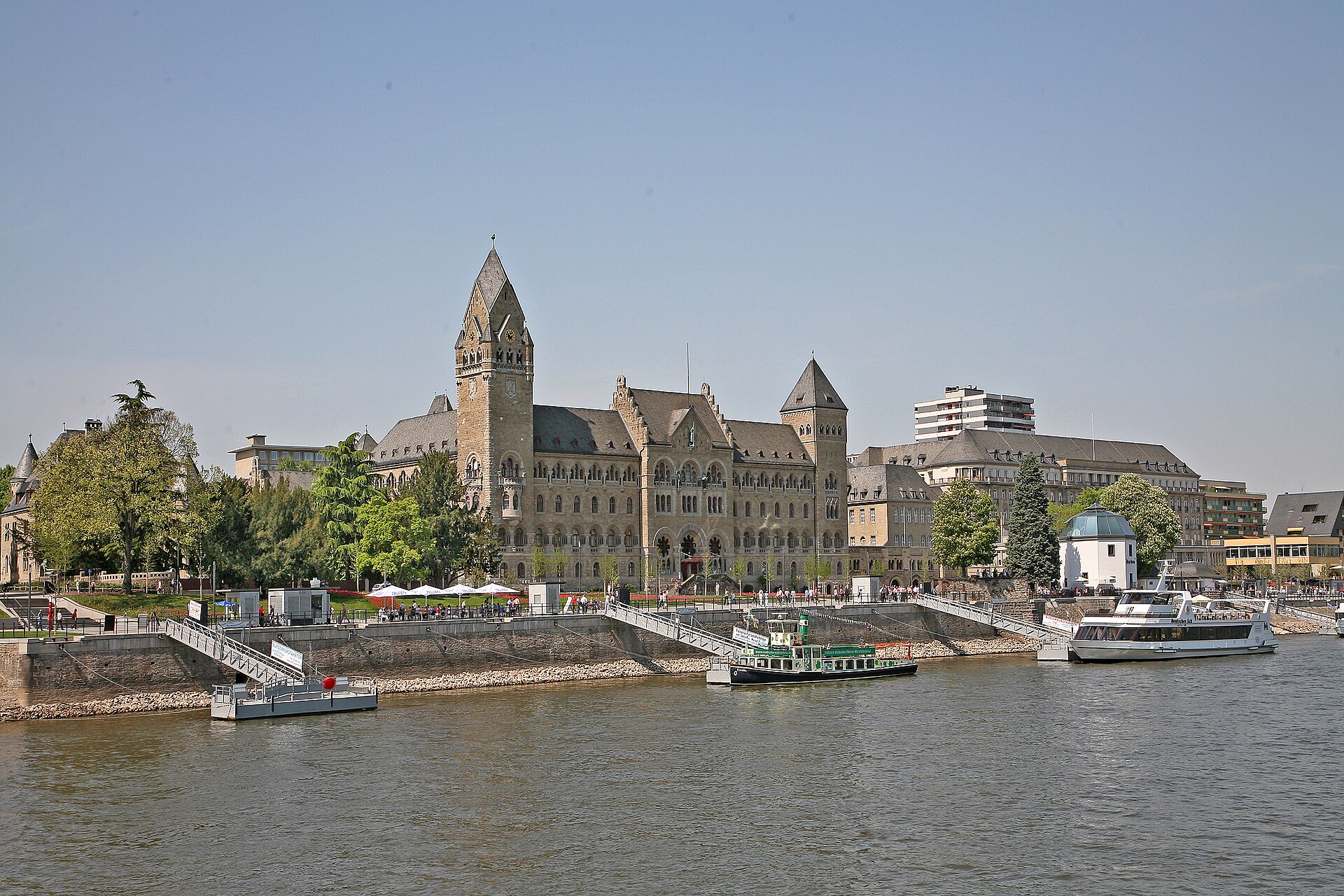 Gebäude an den Rheinanlagen in Koblenz