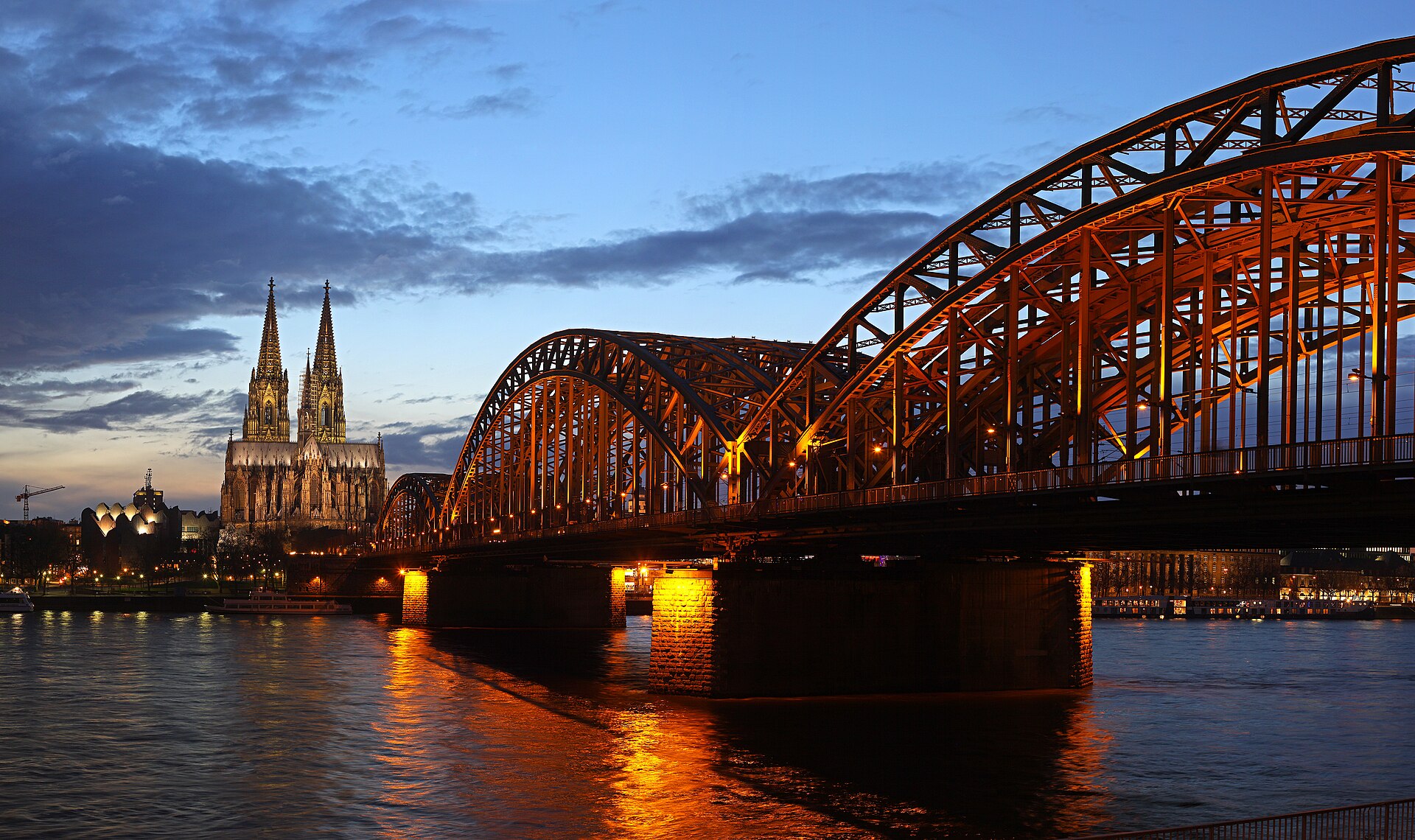 Kölner Dom und Hohenzollernbrücke am Rhein in Köln