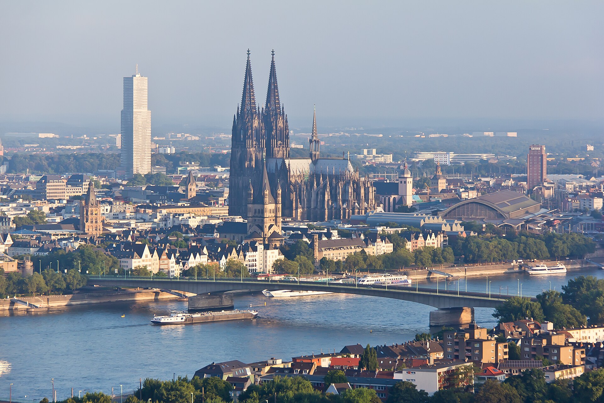 Luftblick auf Dom, Groß St. Martin und Rhein in Köln