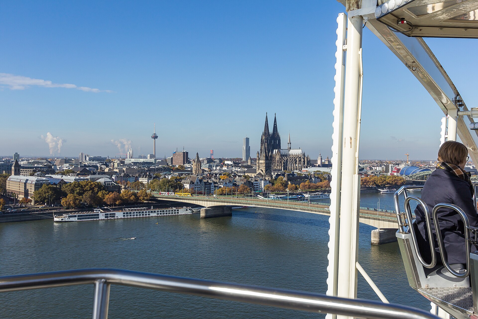 Blick über den Rhein auf Dom und Kölner Altstadt
