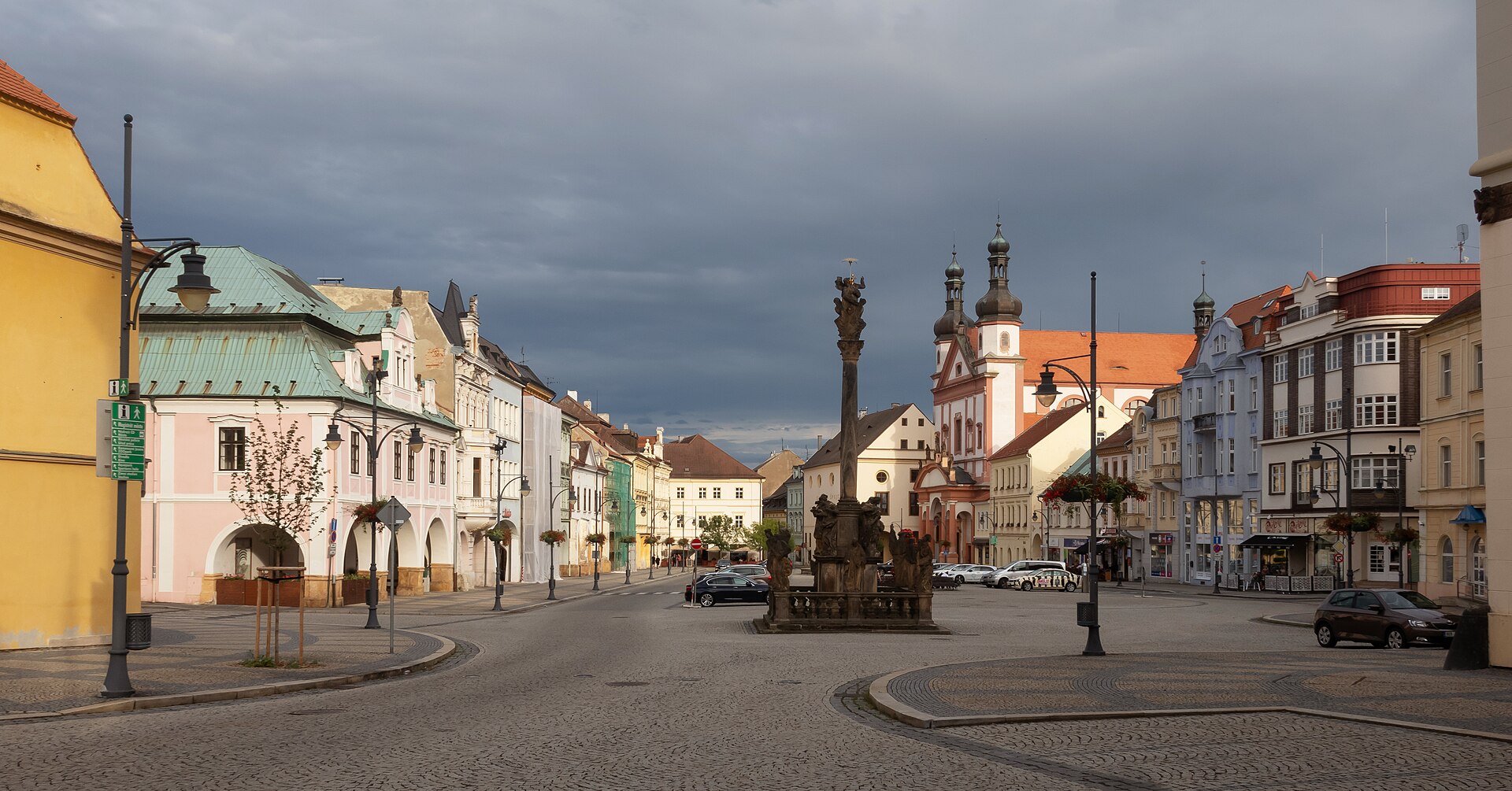 Dreifaltigkeitssäule und St. Ignatiuskirche am Ringplatz in Komotau