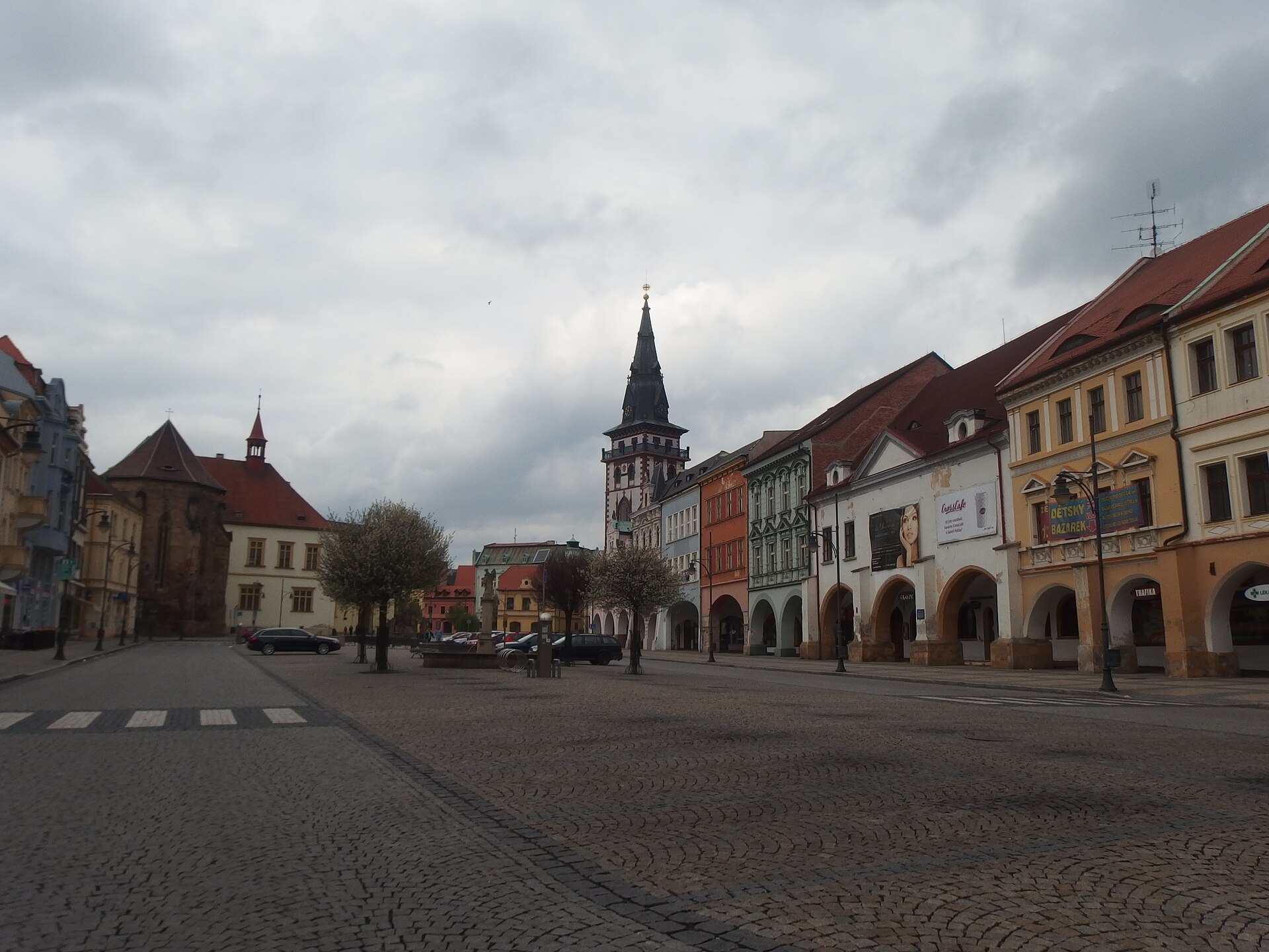 Ringplatz Náměstí 1. máje in Komotau mit Arkaden und Bürgerhäusern