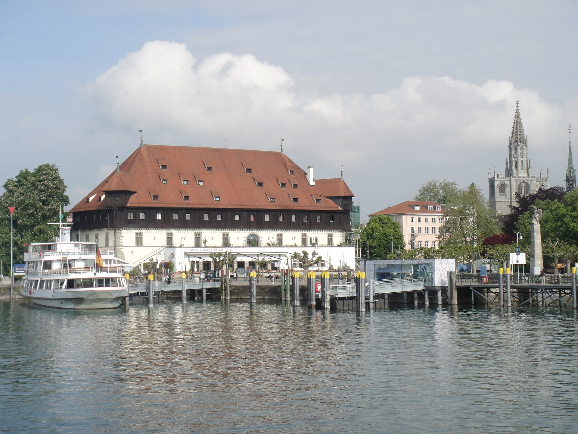 Konzilgebäude am Hafen von Konstanz