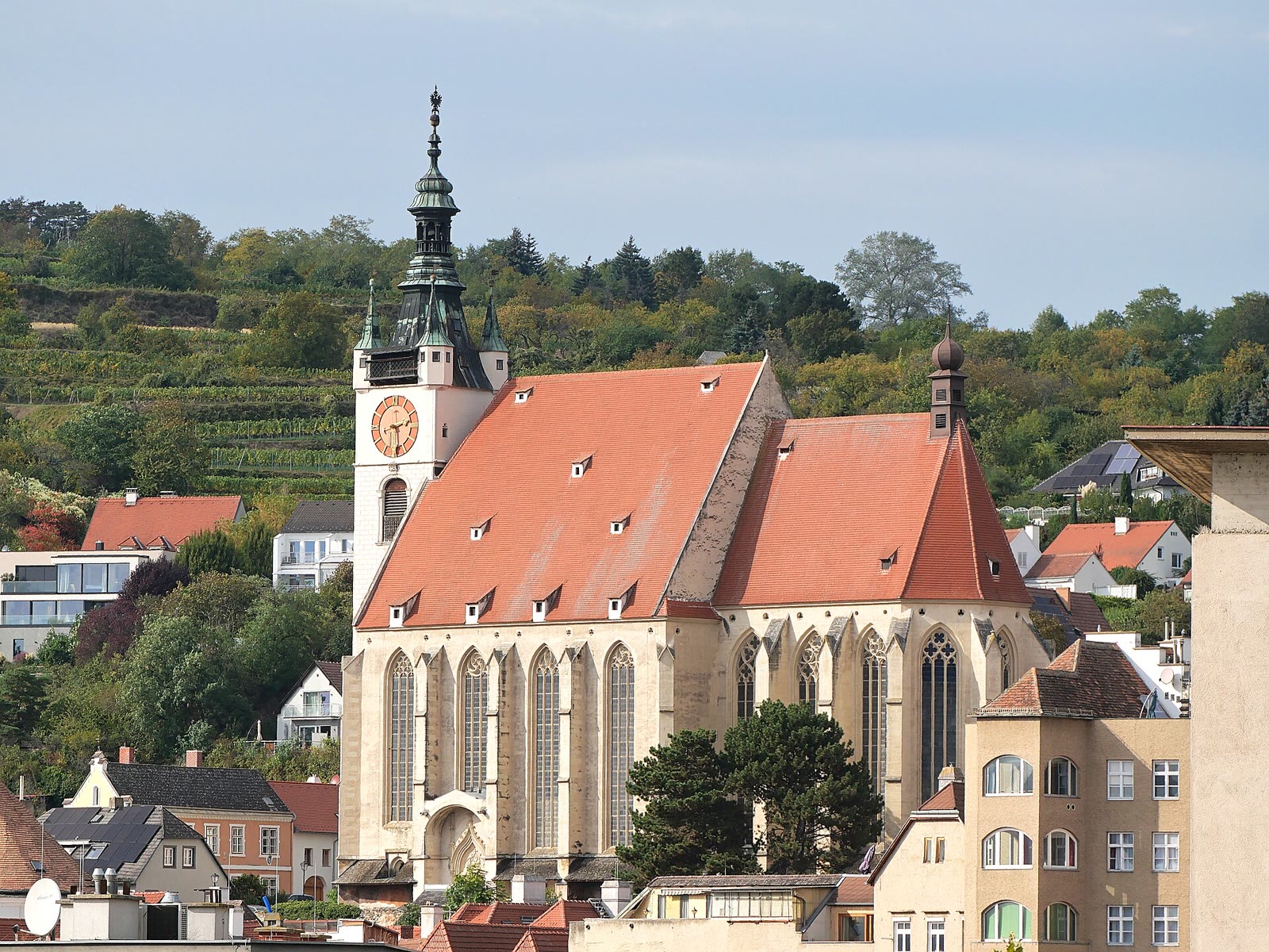 Piaristenkirche in Krems an der Donau über der Altstadt