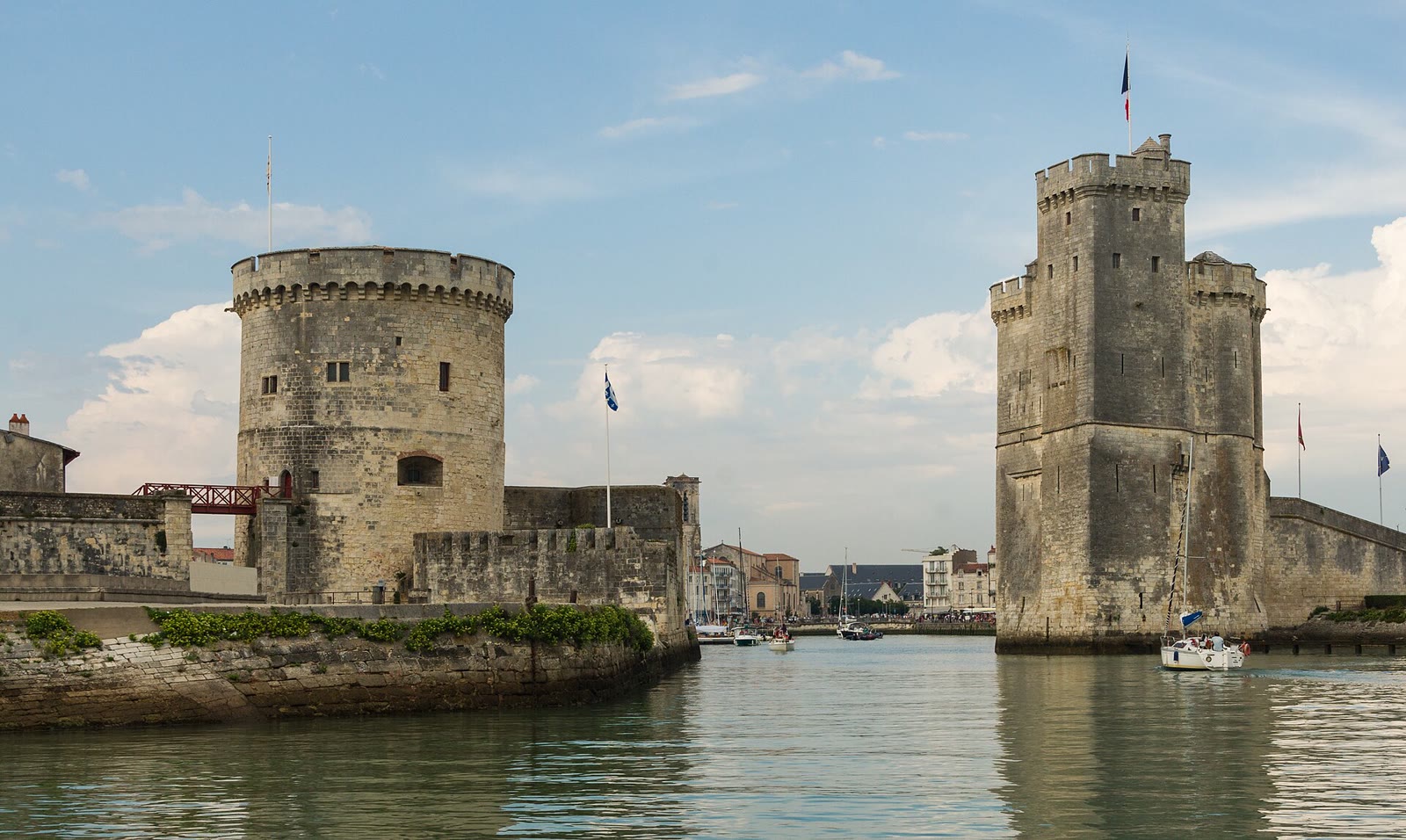 Hafeneingang von La Rochelle mit Tour Saint-Nicolas und Tour de la Chaîne
