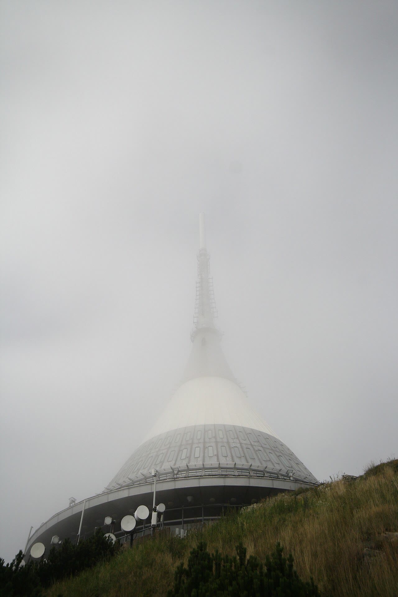 Ještěd-Turm im Nebel über Liberec