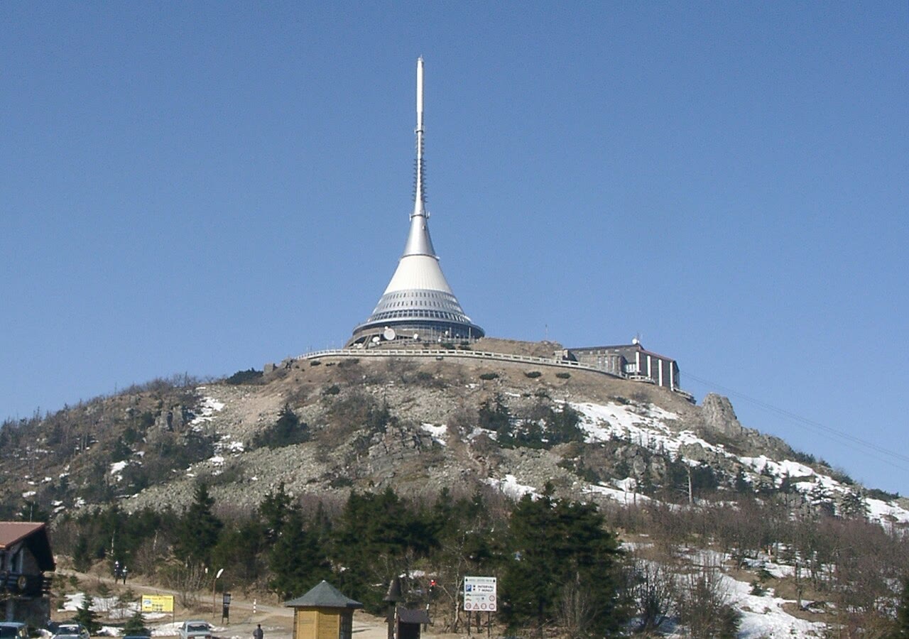 Hotel- und Fernsehturm Ještěd über Liberec