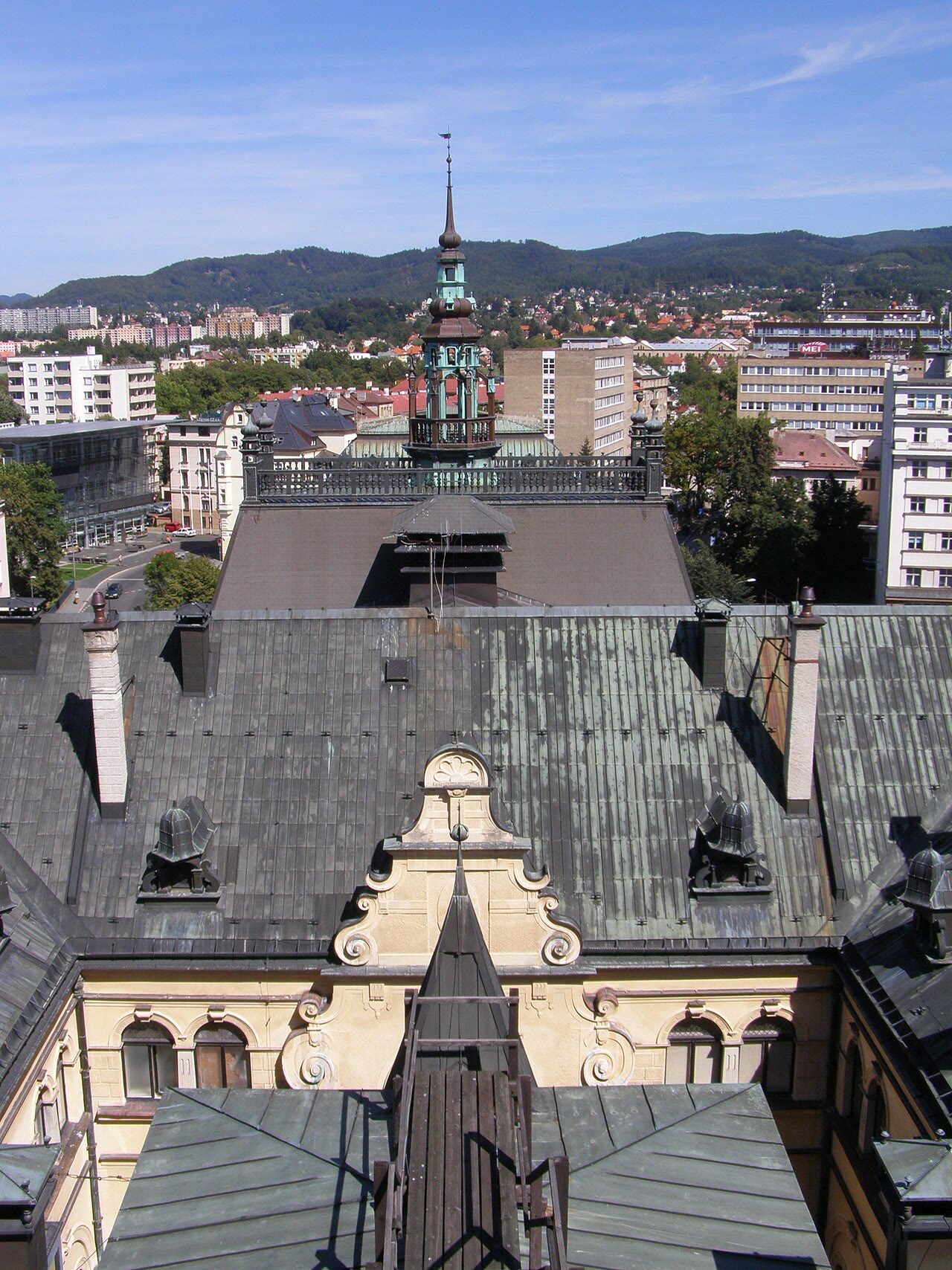 Neorenaissance-Rathaus in Liberec mit Turm und Fassade