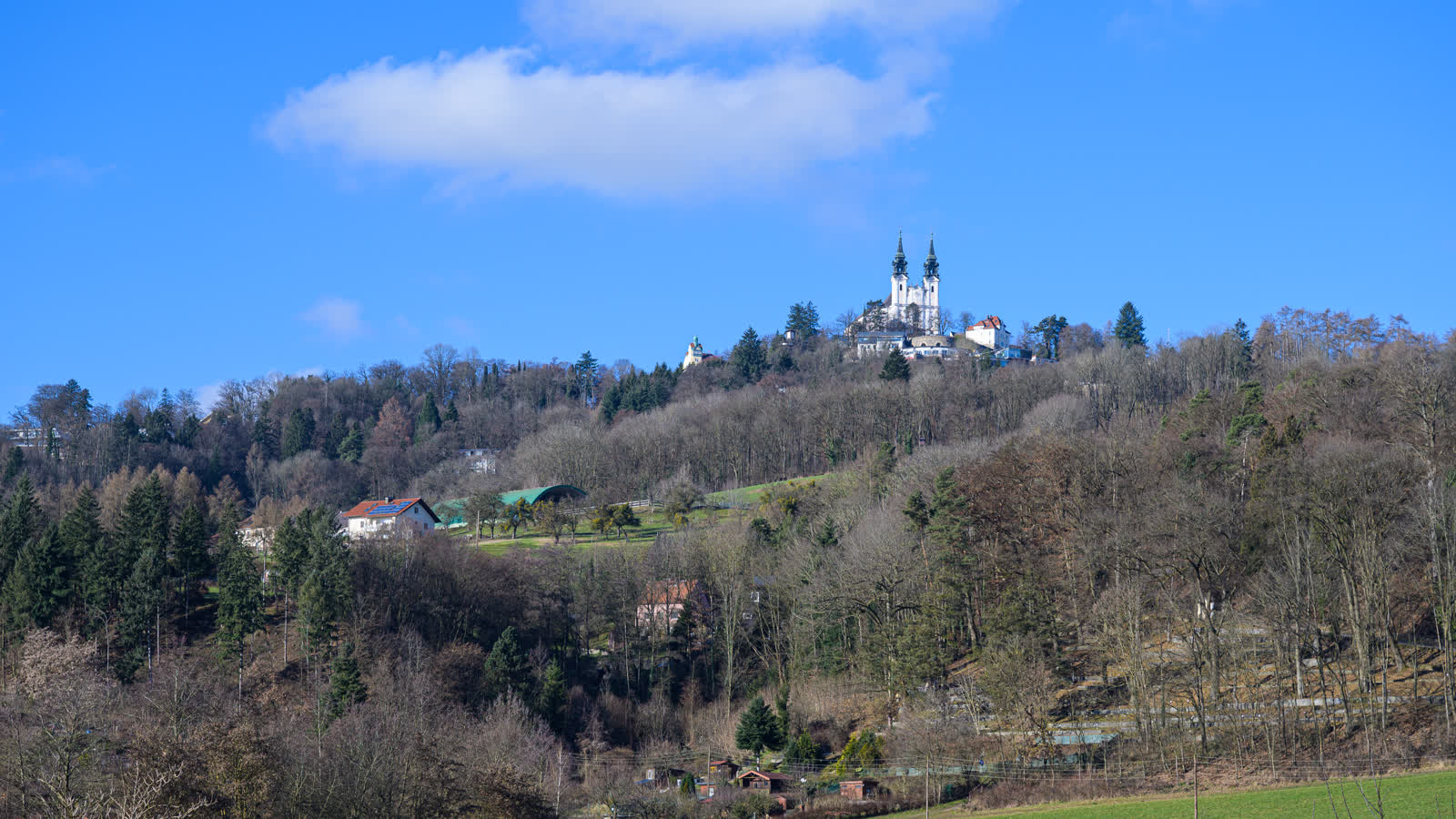 Pöstlingberg mit Wallfahrtskirche über Linz