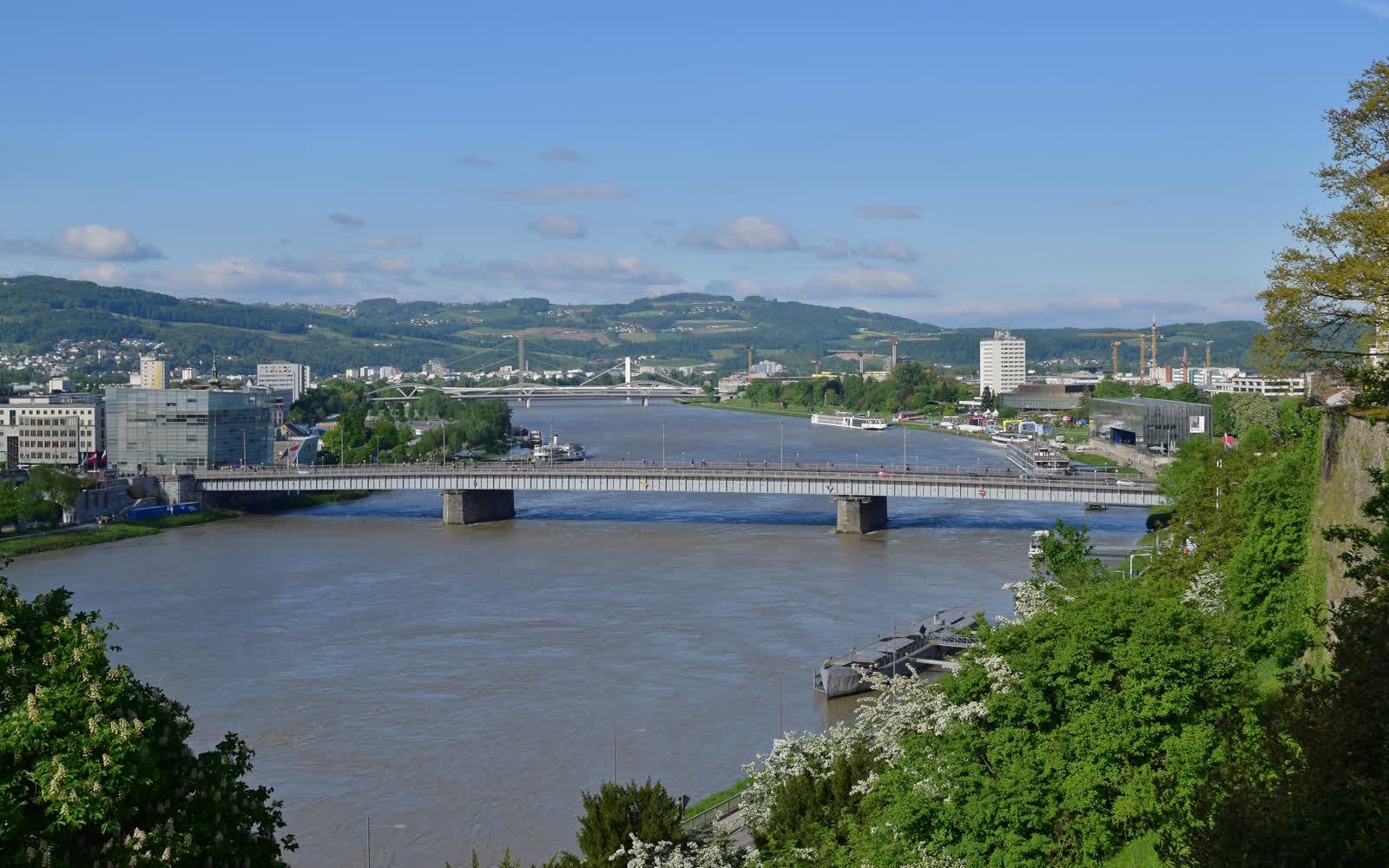 Blick vom Linzer Schlossberg auf die Nibelungenbrücke