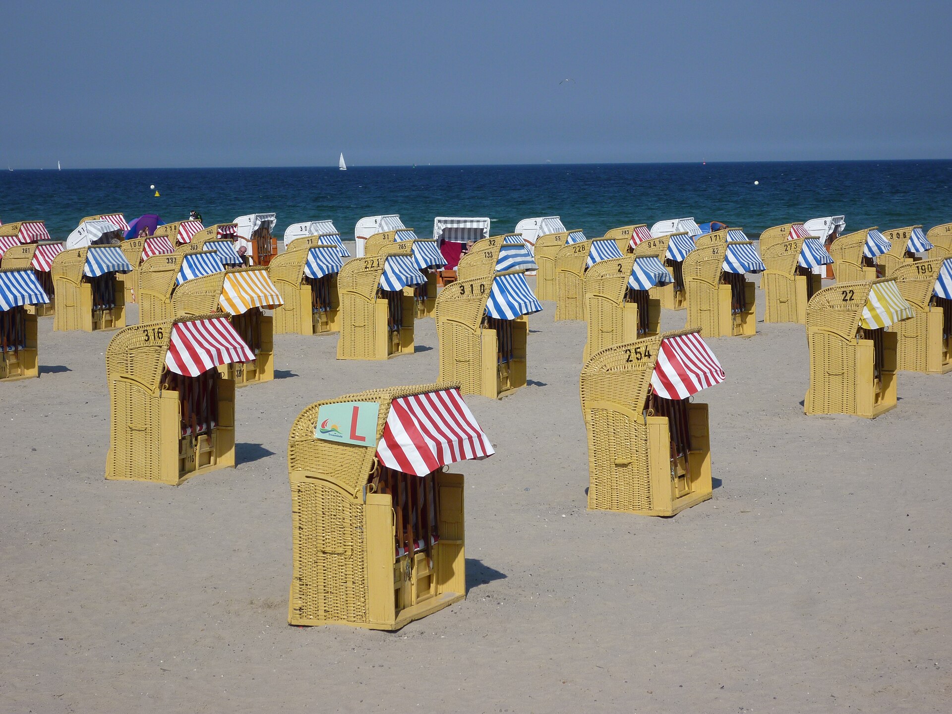 Strandkörbe am Strand von Travemünde an der Ostsee