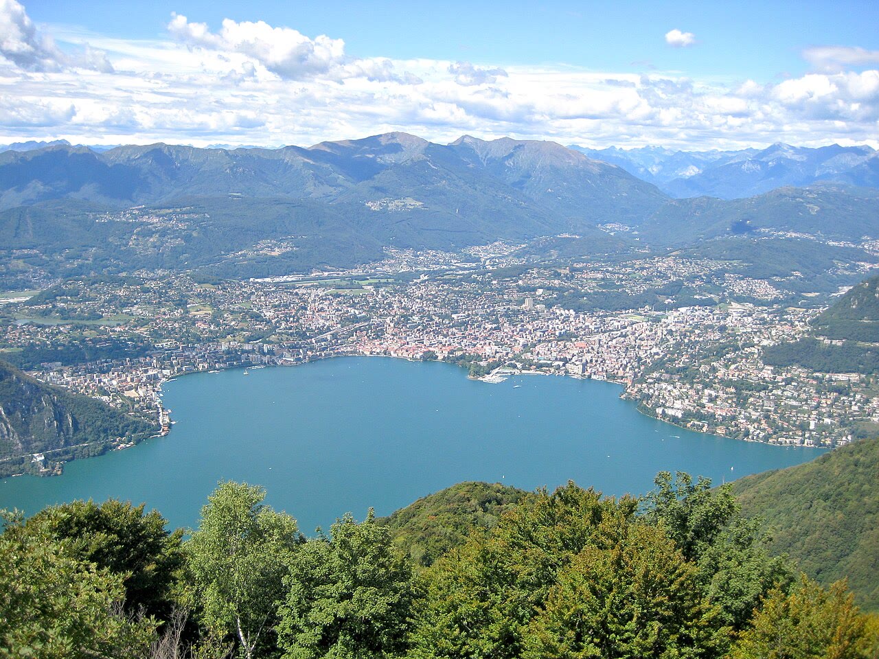 Blick über Lugano und den Luganersee von Sighignola