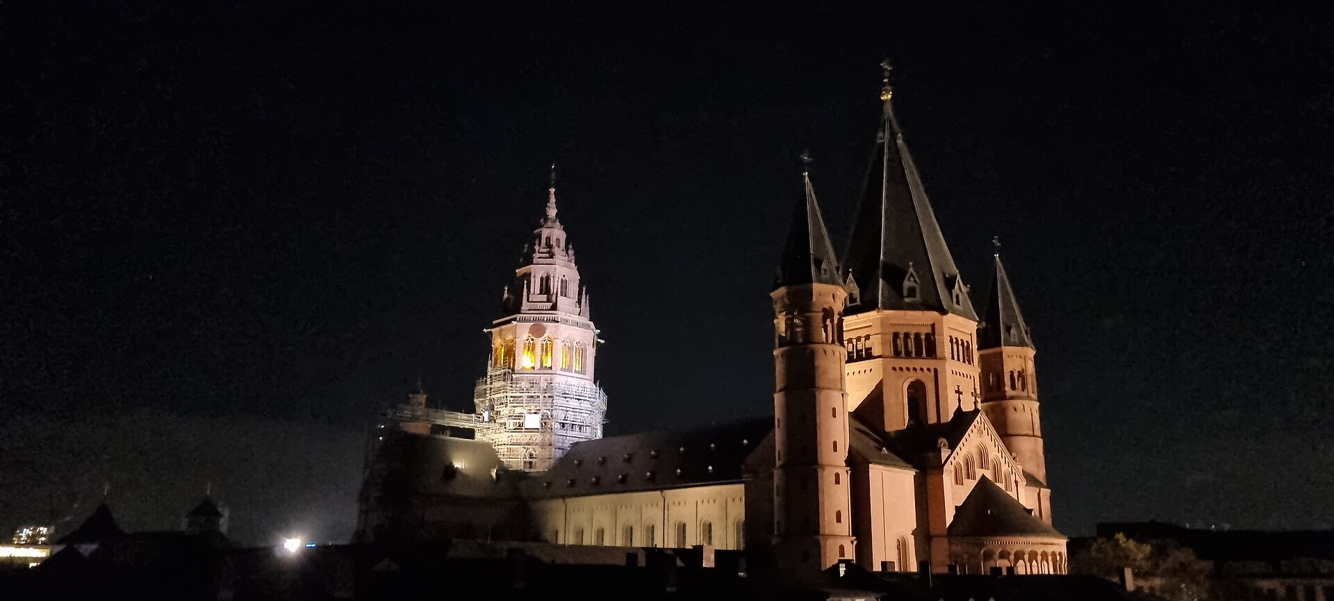 Mainzer Dom bei Nacht beleuchtet