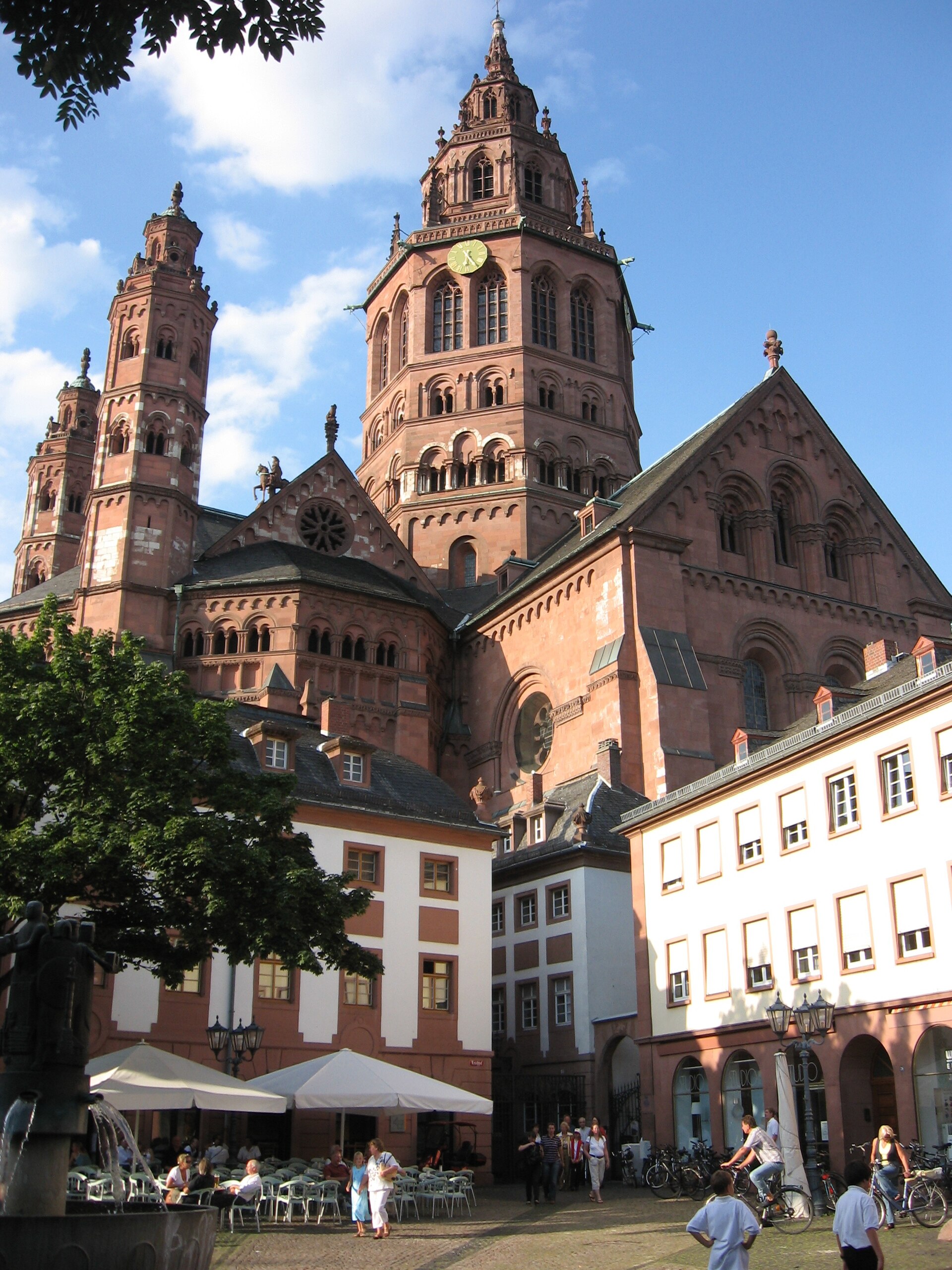 Westfassade des Mainzer Doms