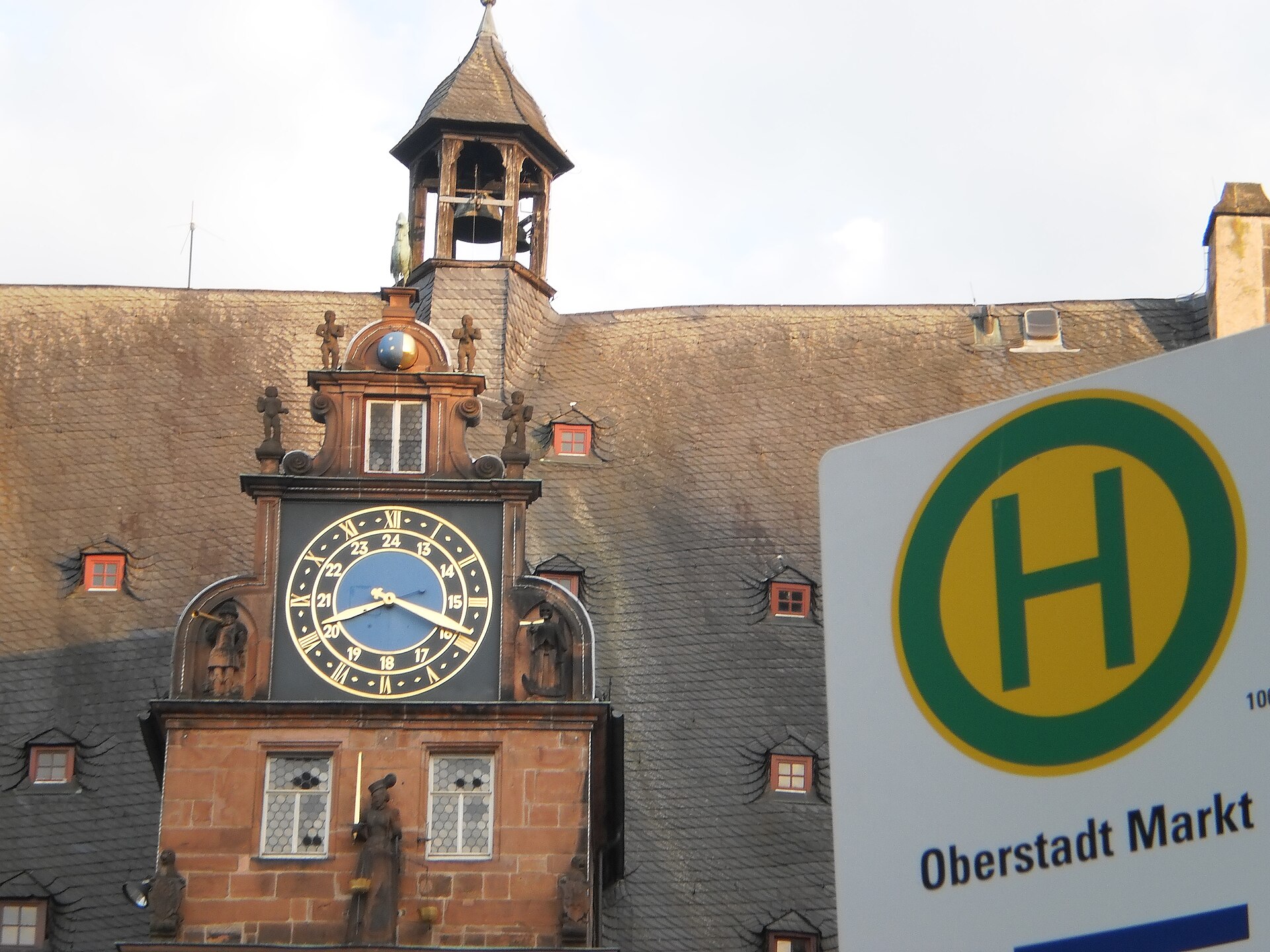 Marktplatz mit Rathaus in der Oberstadt Marburg