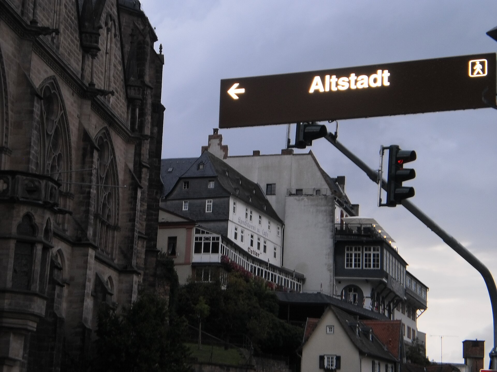 Blick zur Oberstadt und alten Uni-Gebäuden in Marburg