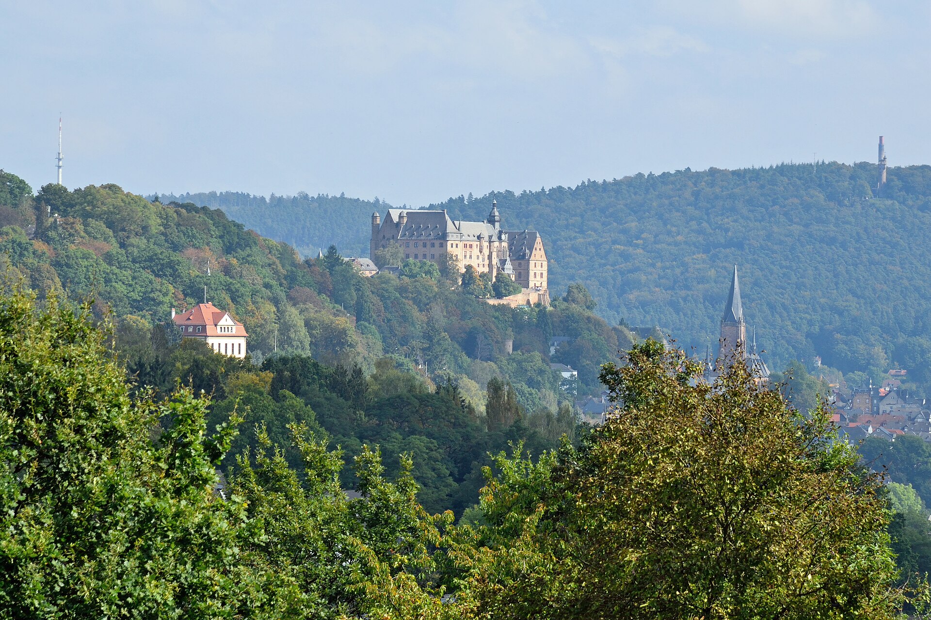 Landgrafenschloss Marburg über der Stadt von Südwesten