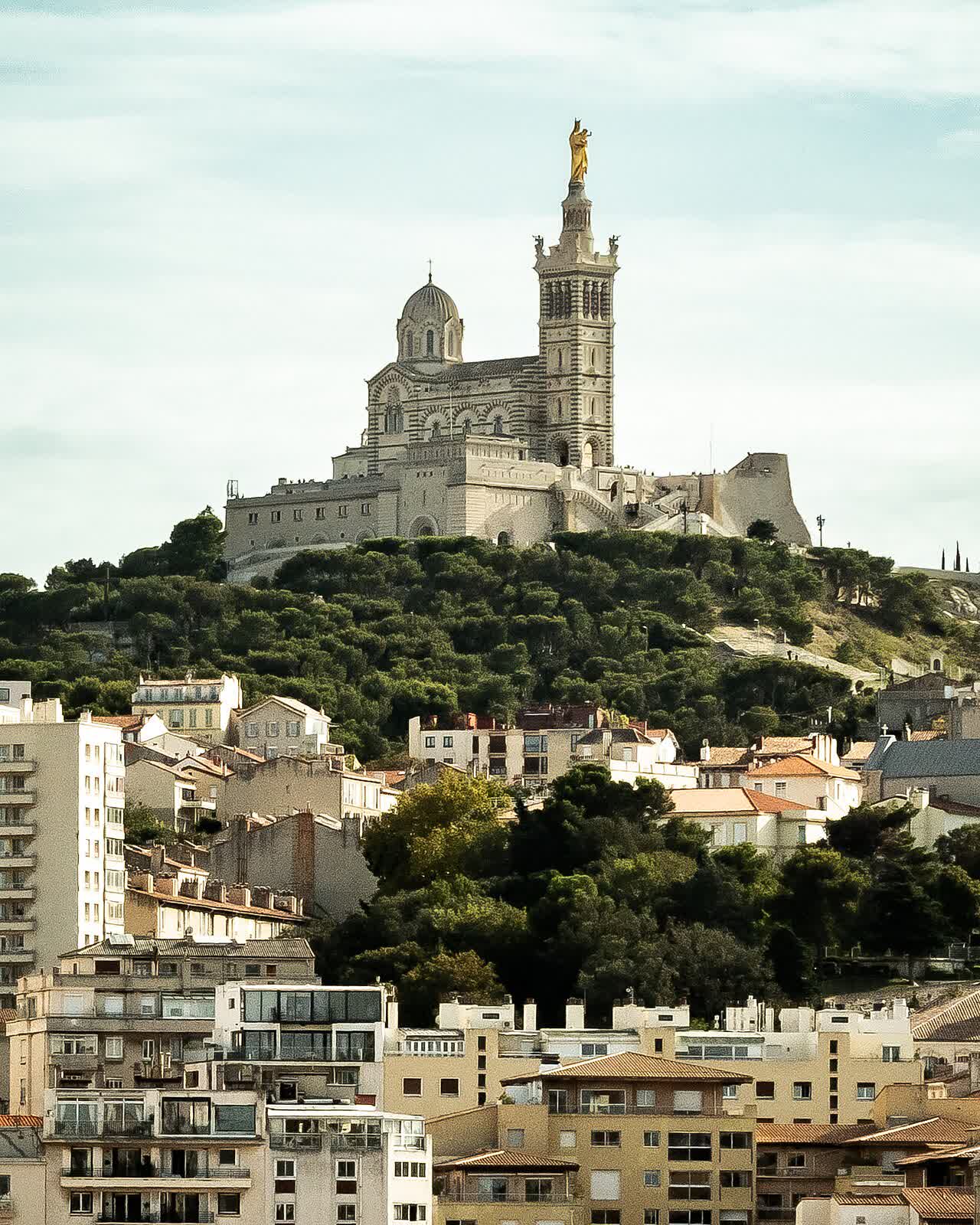 Basilique Notre-Dame de la Garde in Marseille von unten