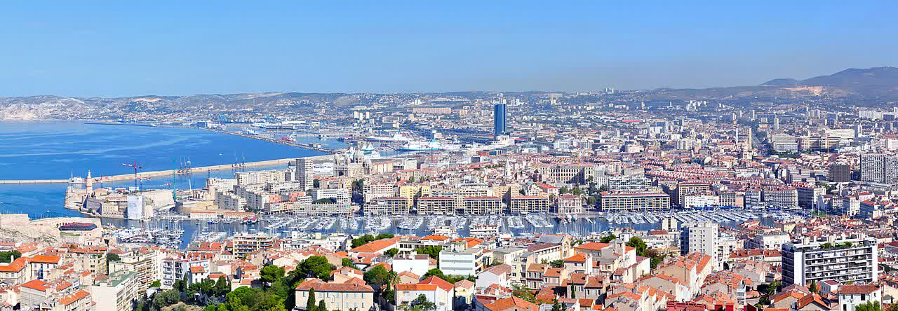 Blick über den Hafen von Marseille zur Notre-Dame de la Garde