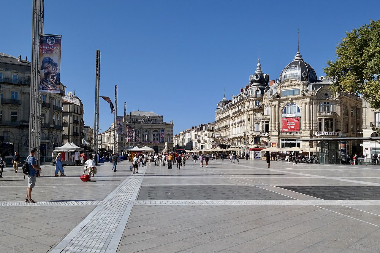 Place de la Comédie in Montpellier mit Fußgängern und Cafés
