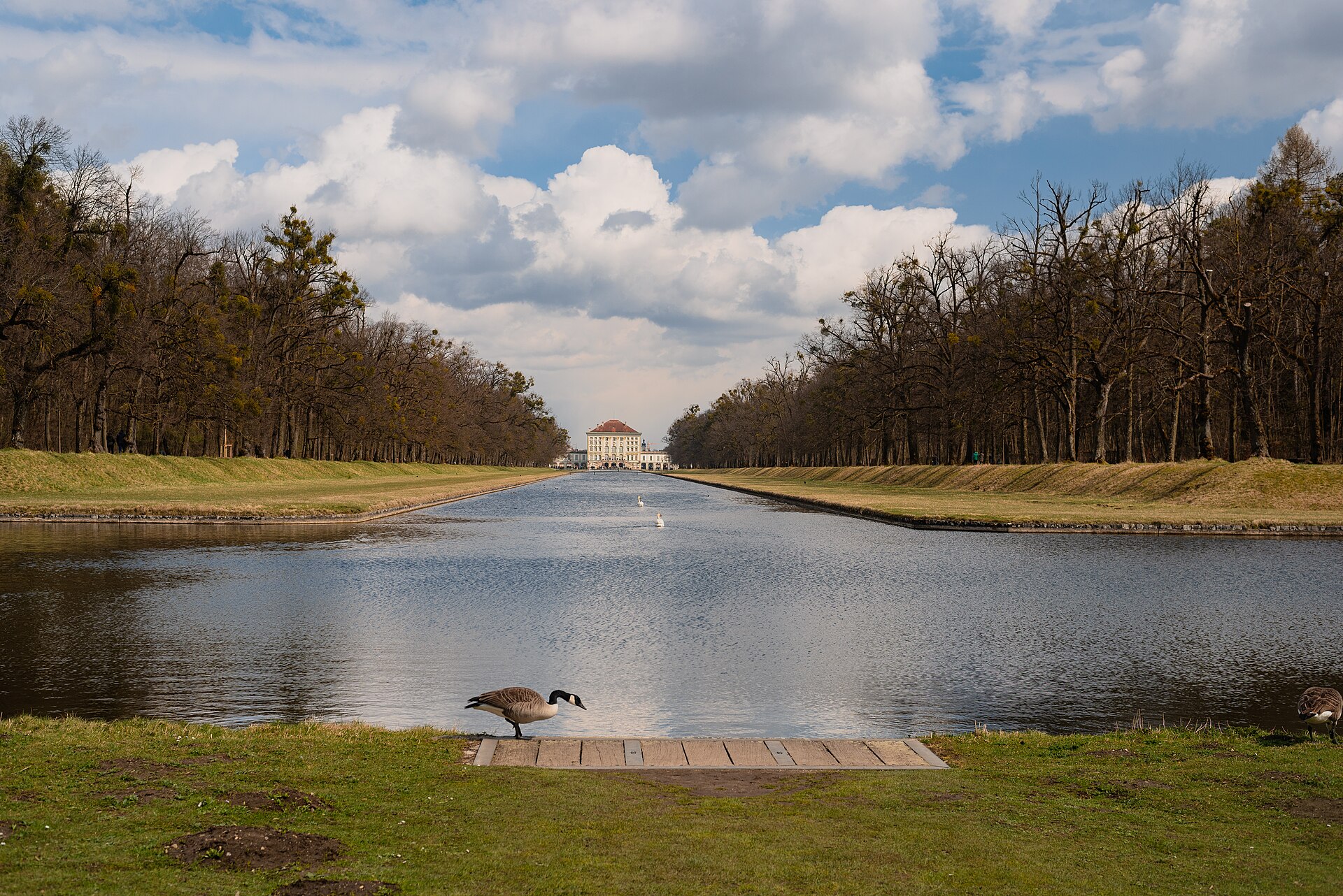 Schloss Nymphenburg in München mit Park und Kanal