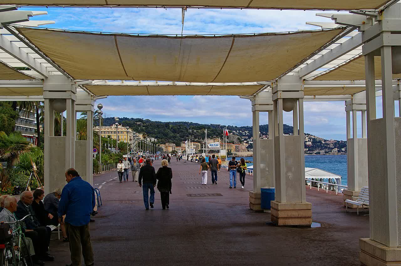 Promenade des Anglais in Nizza mit Blick nach Osten entlang der Baie des Anges