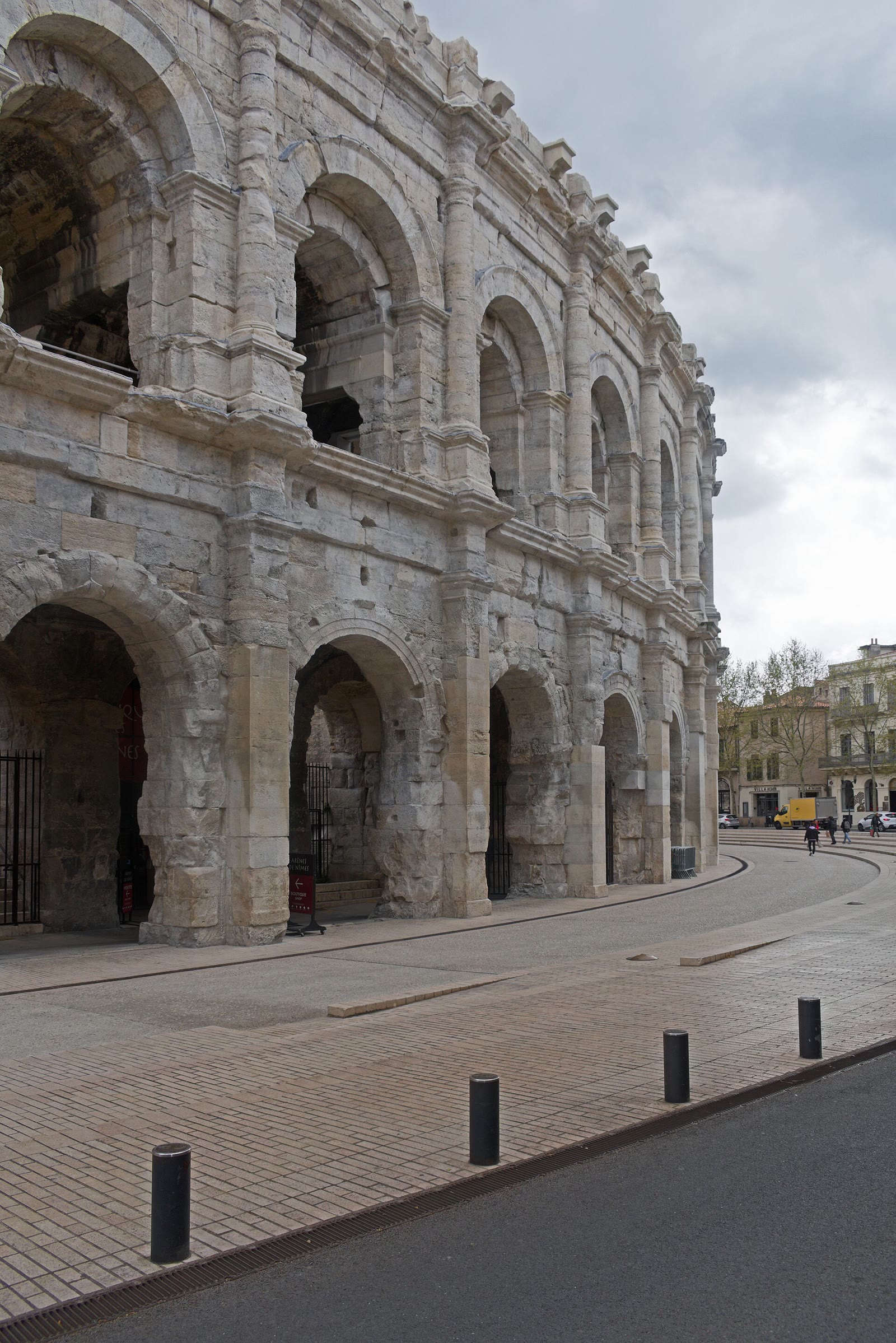 Arkaden der Arènes de Nîmes im Detail