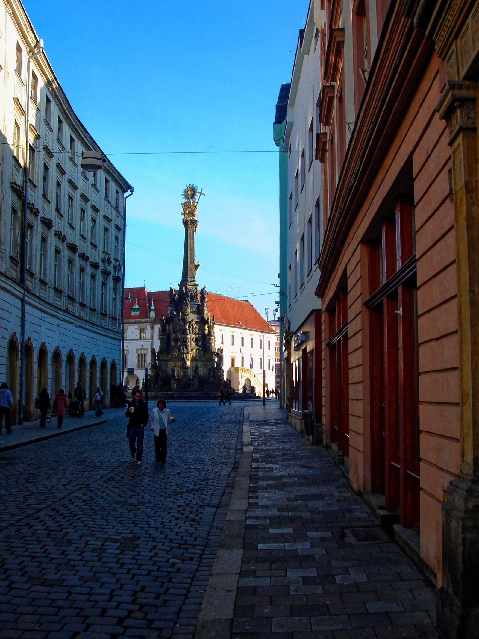 Blick durch die Riegrova-Straße zur Dreifaltigkeitssäule in Olmütz