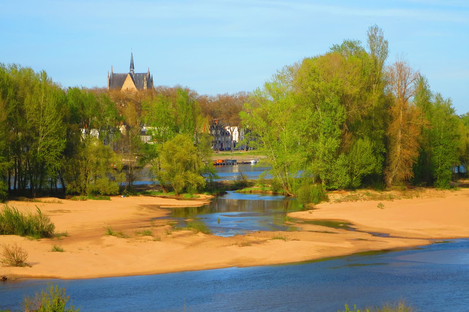Loire-Ufer und Stadtblick in Orléans