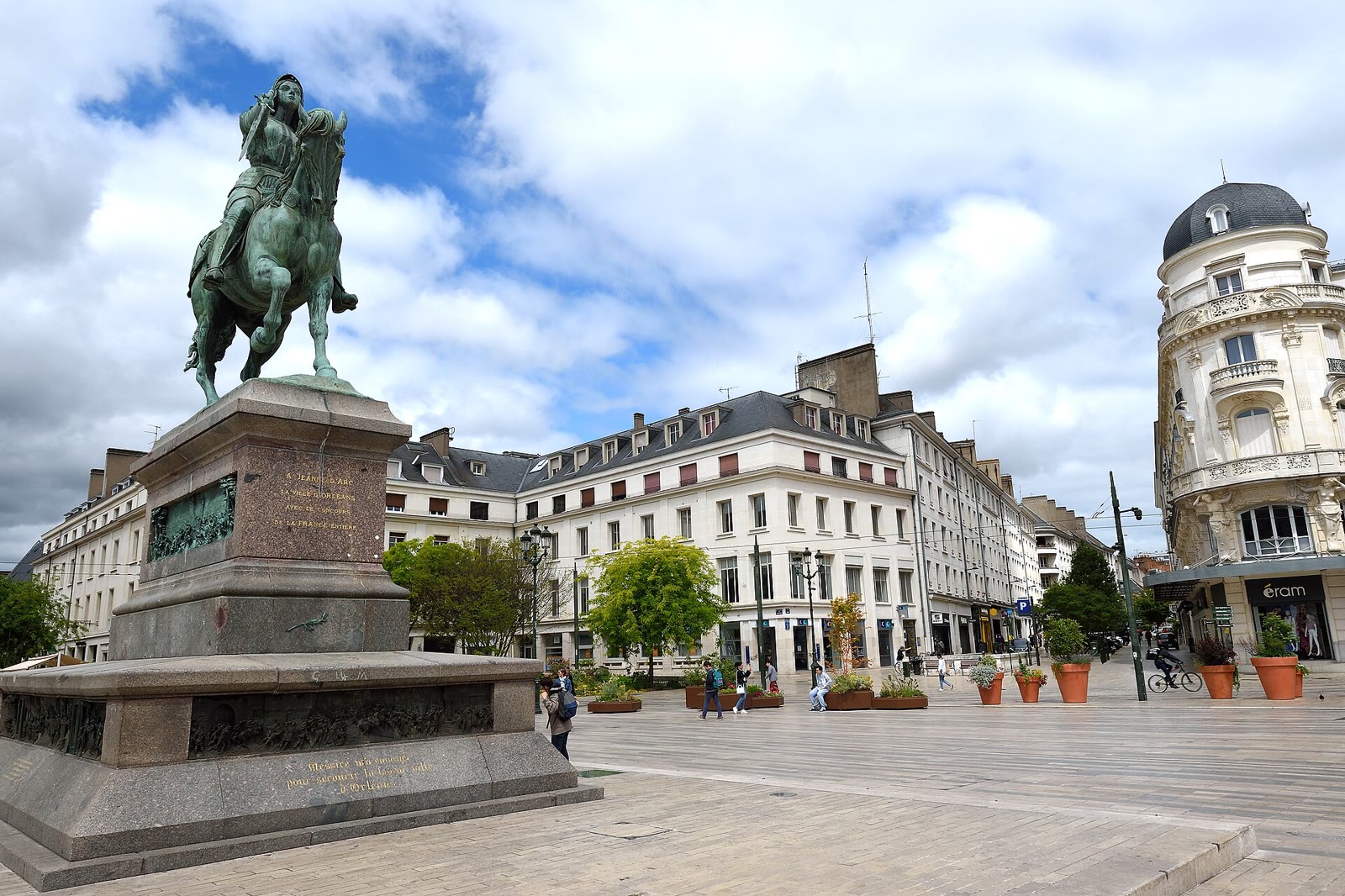 Place du Martroi mit Jeanne-d’Arc-Statue in Orléans
