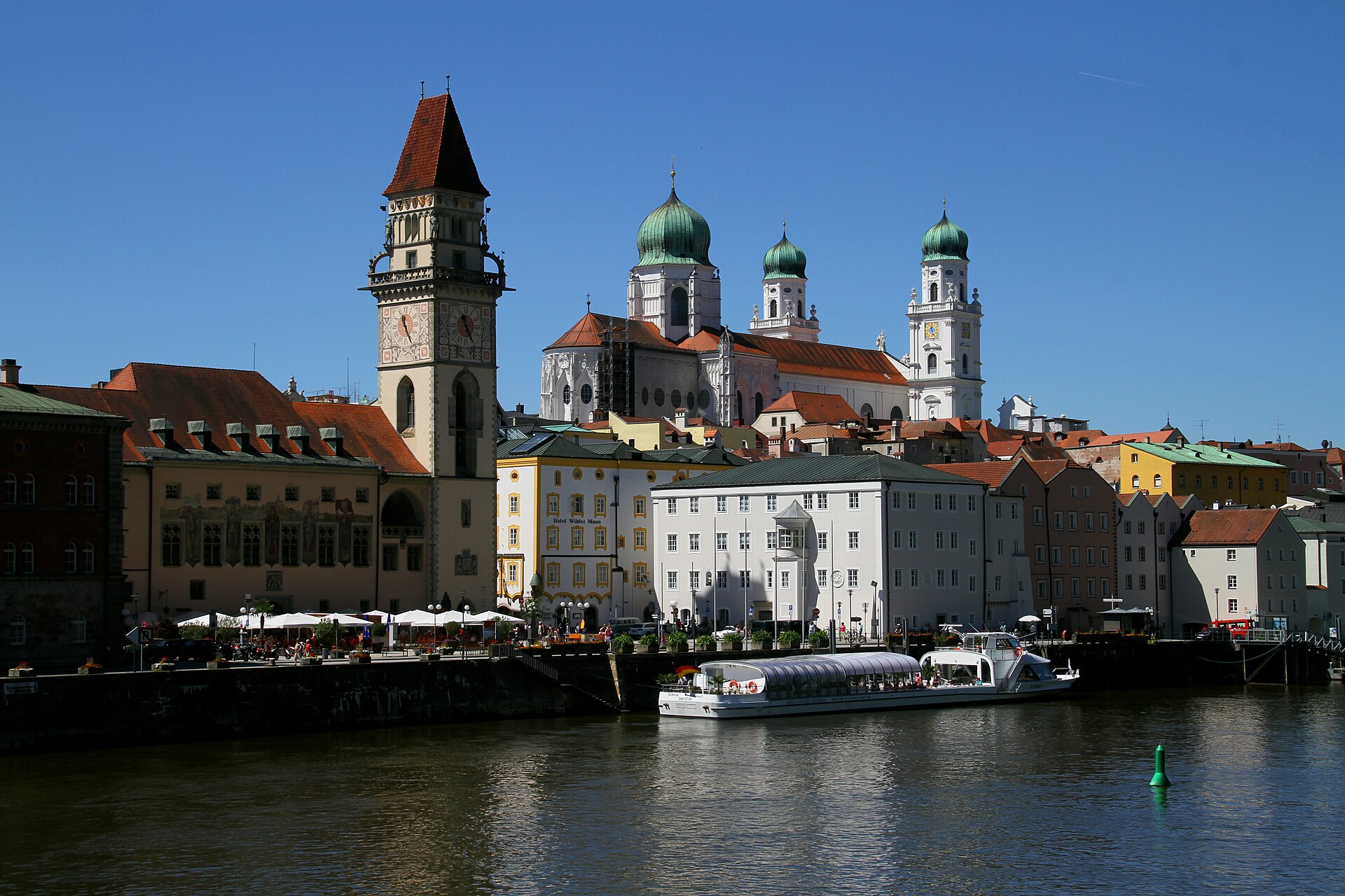 Altes Rathaus und Domkulisse in Passau