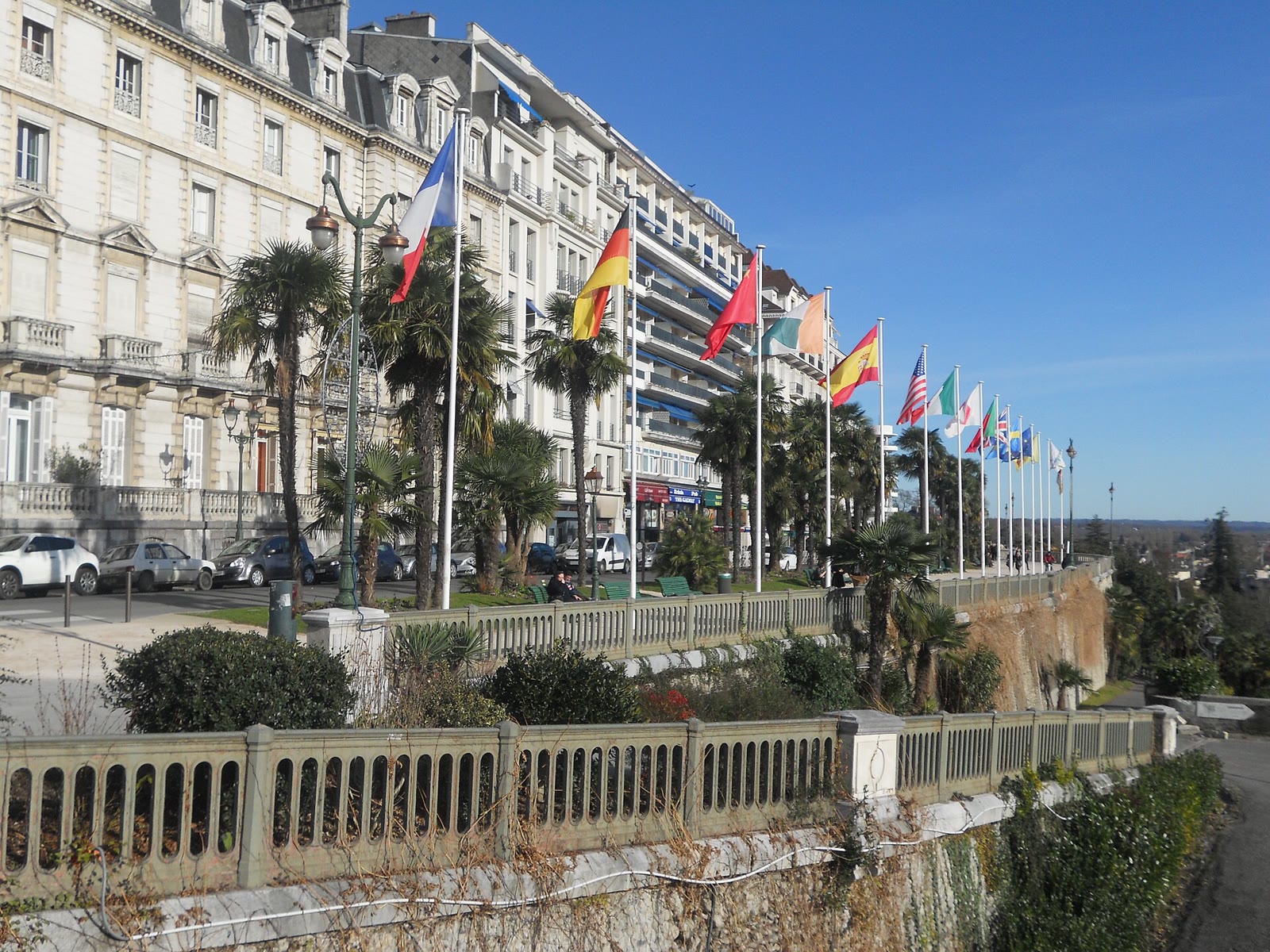 Boulevard des Pyrénées in Pau mit Blickrichtung auf die Bergkette