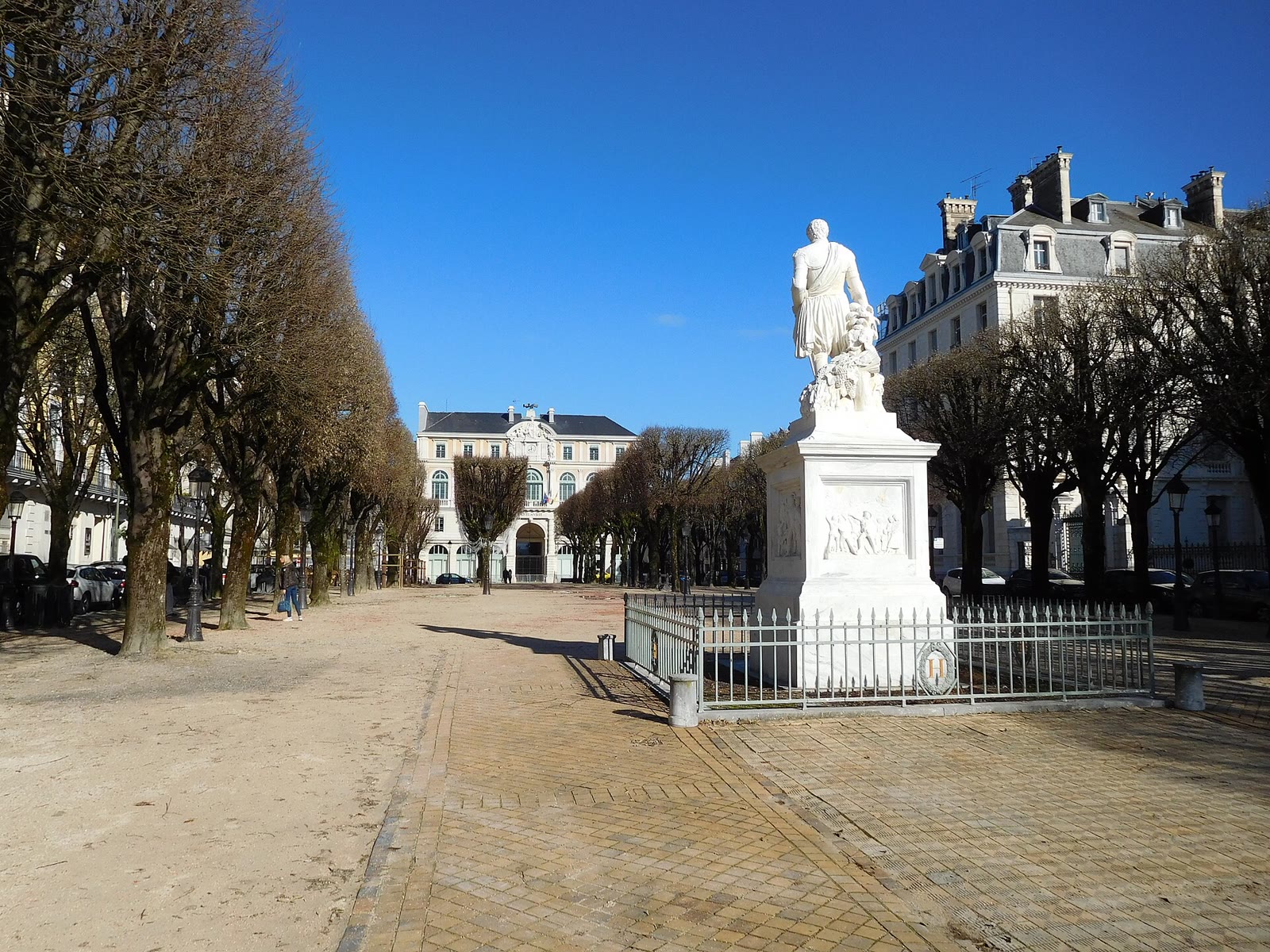 Place Royale in Pau mit Bäumen und historischer Bebauung