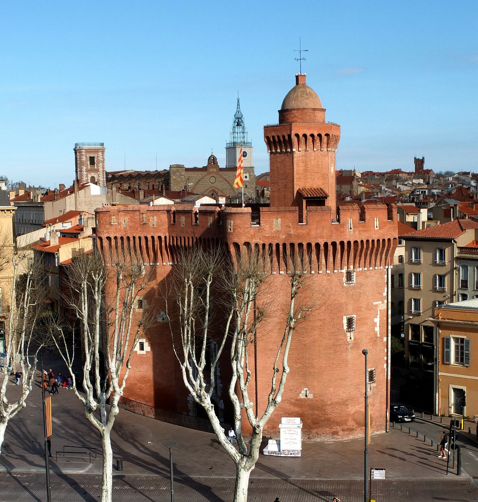 Castillet, das Wahrzeichen von Perpignan aus rotem Backstein